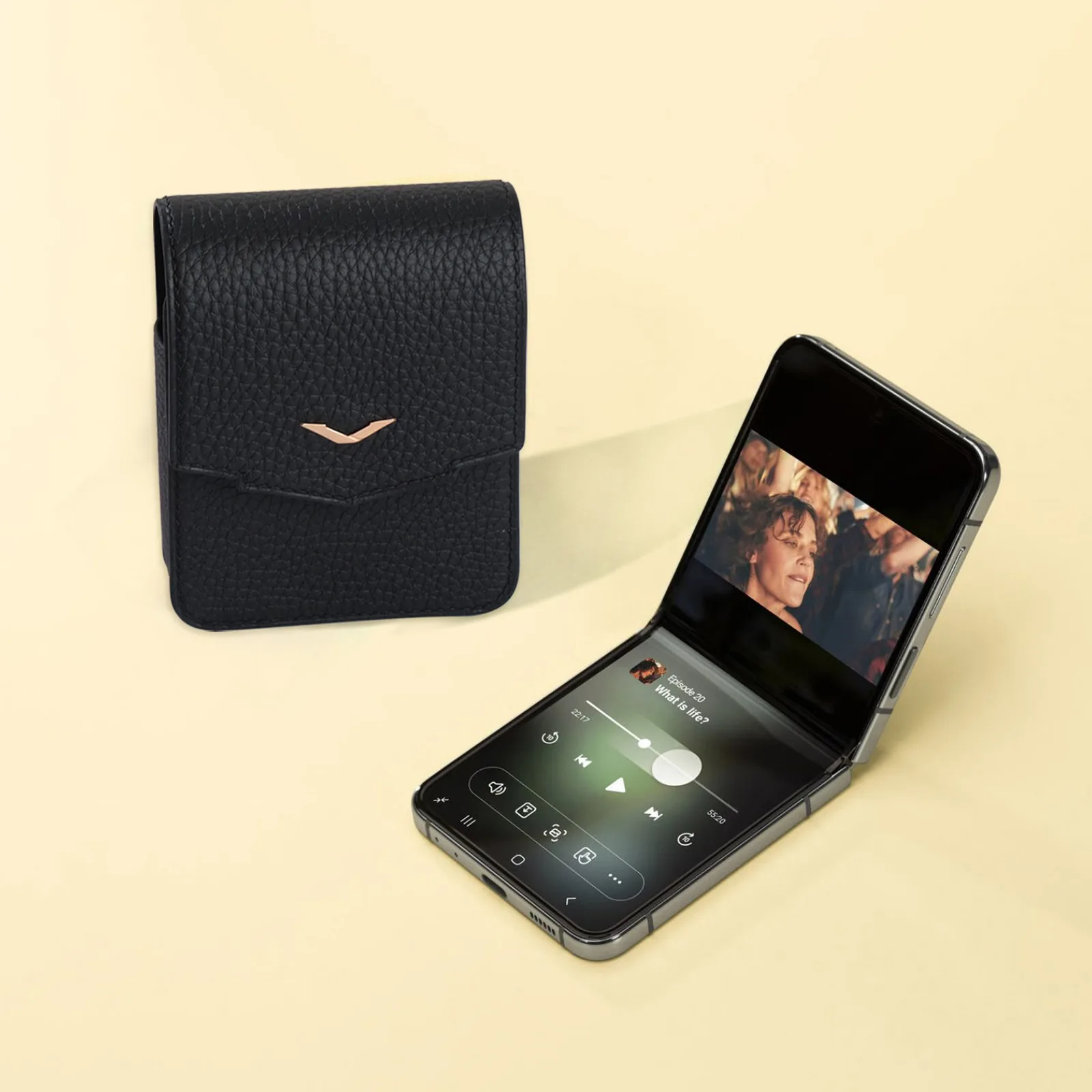 Ảnh Lifestyle Bao da điện thoại gập đeo thắt lưng da bò hạt đen - Koi Leather