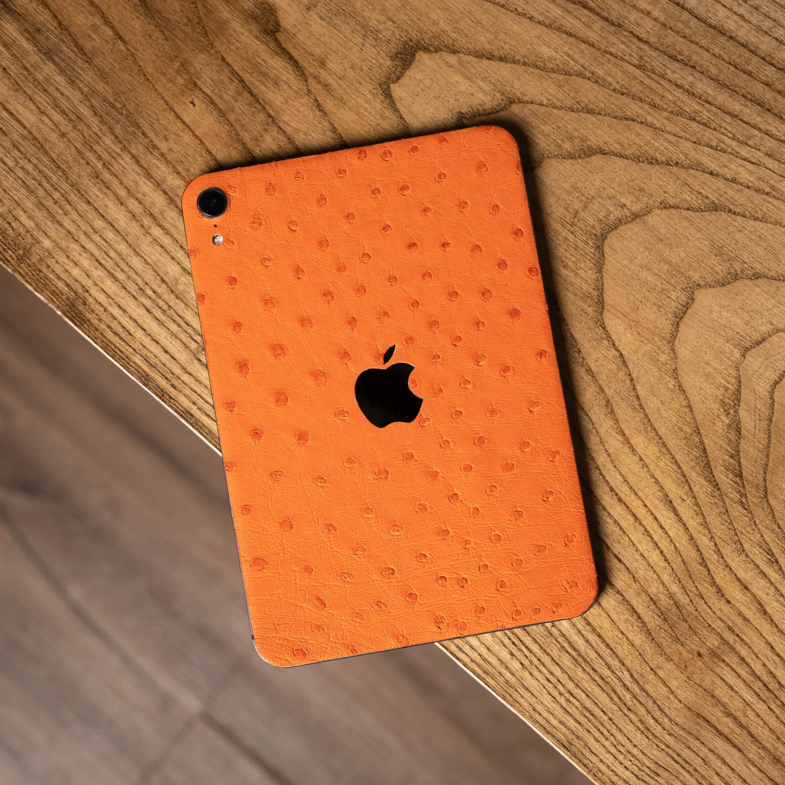 Ảnh Studio Miếng dán da lưng iPad da đà điểu - Koi Leather