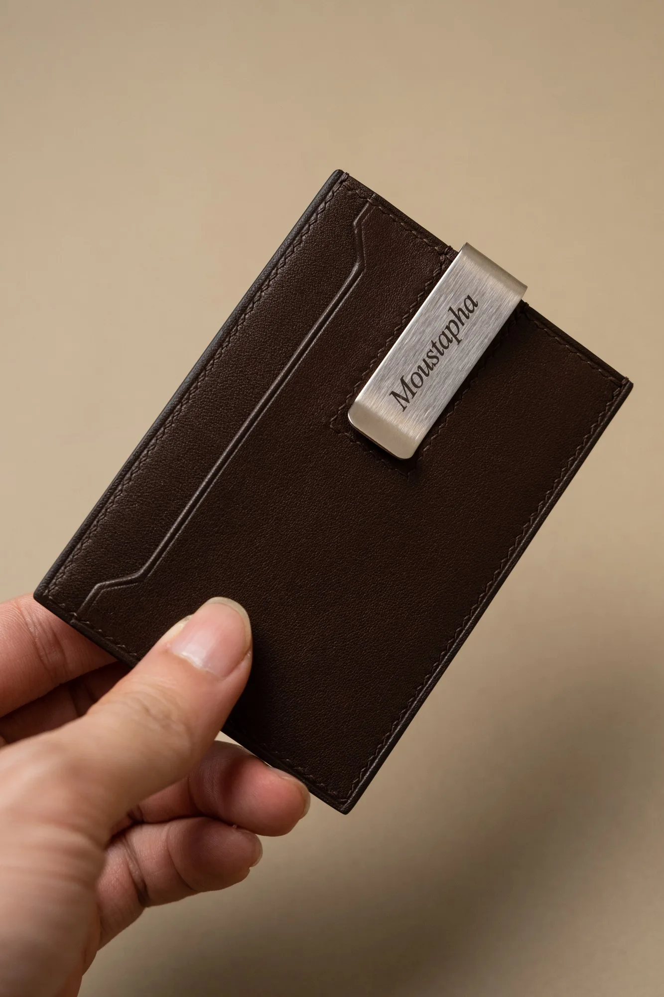 Ảnh Lifestyle Ví kẹp tiền da màu nâu sẫm kẹp kim loại - Koi Leather