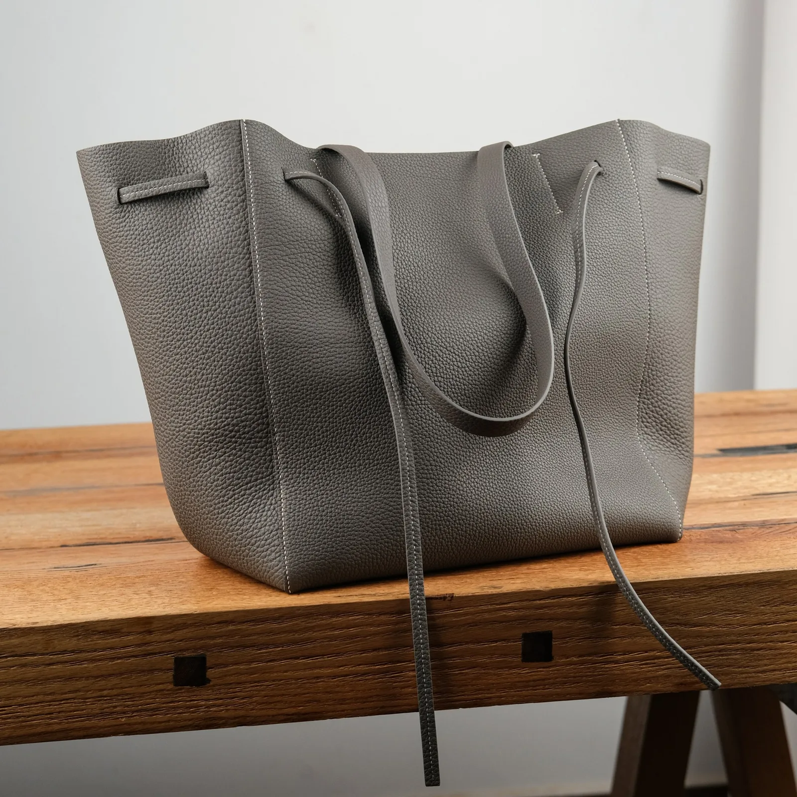 Ảnh Studio Túi tote da Togo màu xám ghi dây thắt - Koi Leather