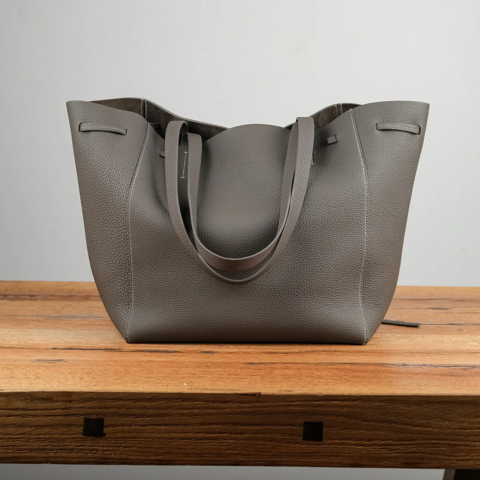 Ảnh Studio Túi tote da Togo màu xám ghi dây thắt - Koi Leather