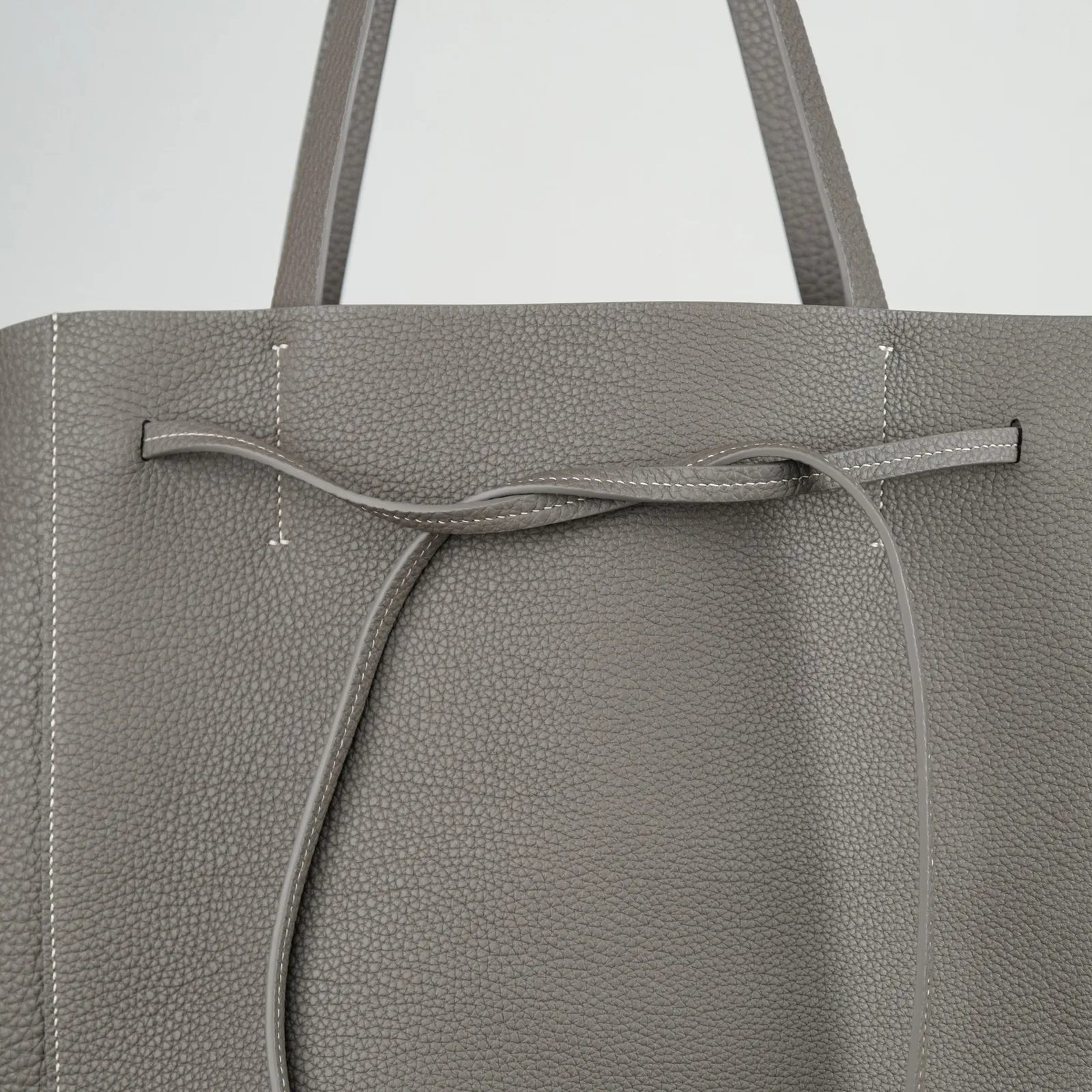 Ảnh Studio Túi tote da Togo màu xám ghi dây thắt - Koi Leather