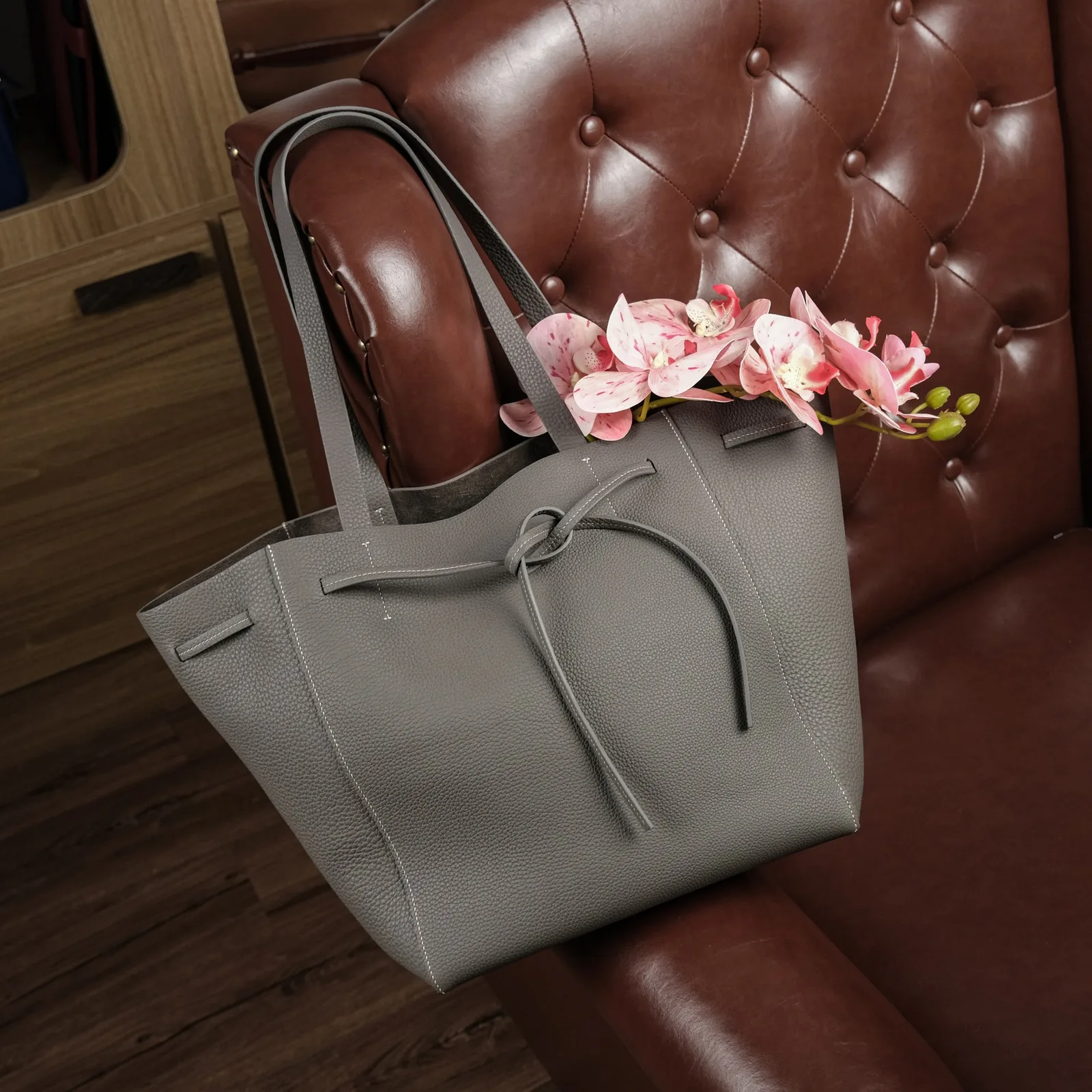 Ảnh Lifestyle Túi tote da Togo màu xám ghi dây thắt - Koi Leather