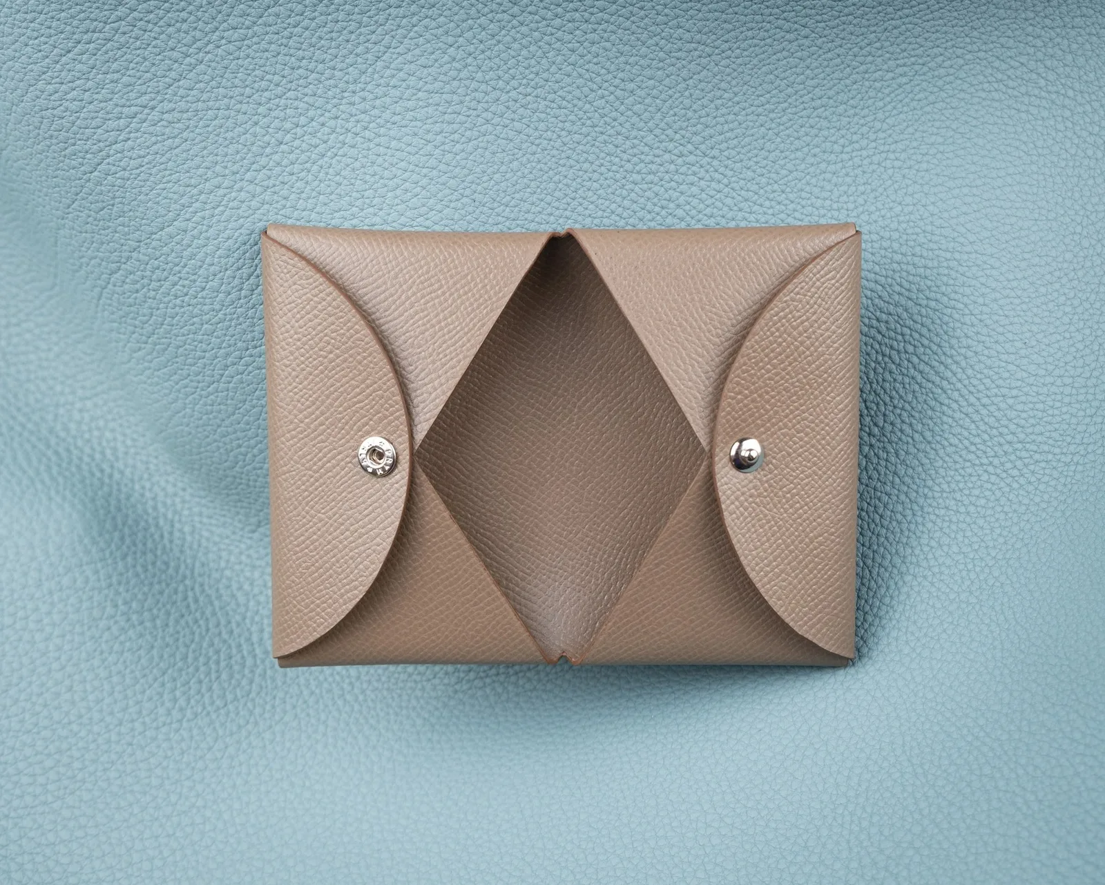 Ảnh Studio Ví đựng thẻ da Epsom màu nâu xám dáng gấp - Koi Leather