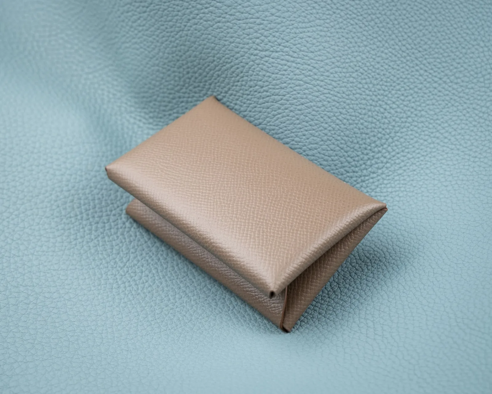 Ảnh Studio Ví đựng thẻ da Epsom màu nâu xám dáng gấp - Koi Leather