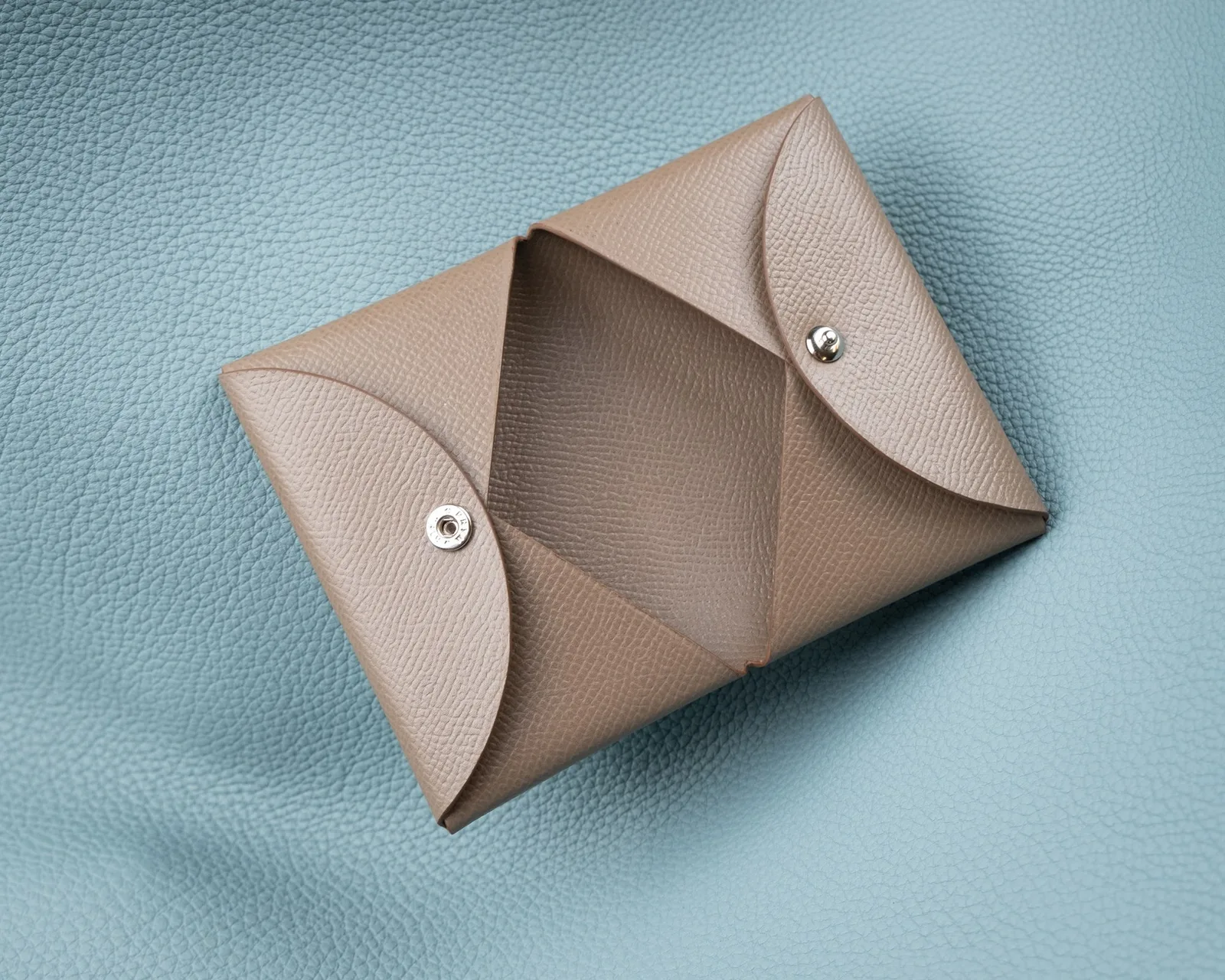 Ảnh Studio Ví đựng thẻ da Epsom màu nâu xám dáng gấp - Koi Leather