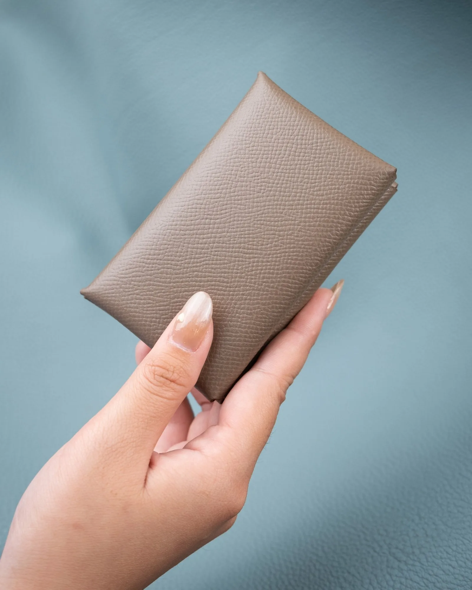 Ảnh Lifestyle Ví đựng thẻ da Epsom màu nâu xám dáng gấp - Koi Leather