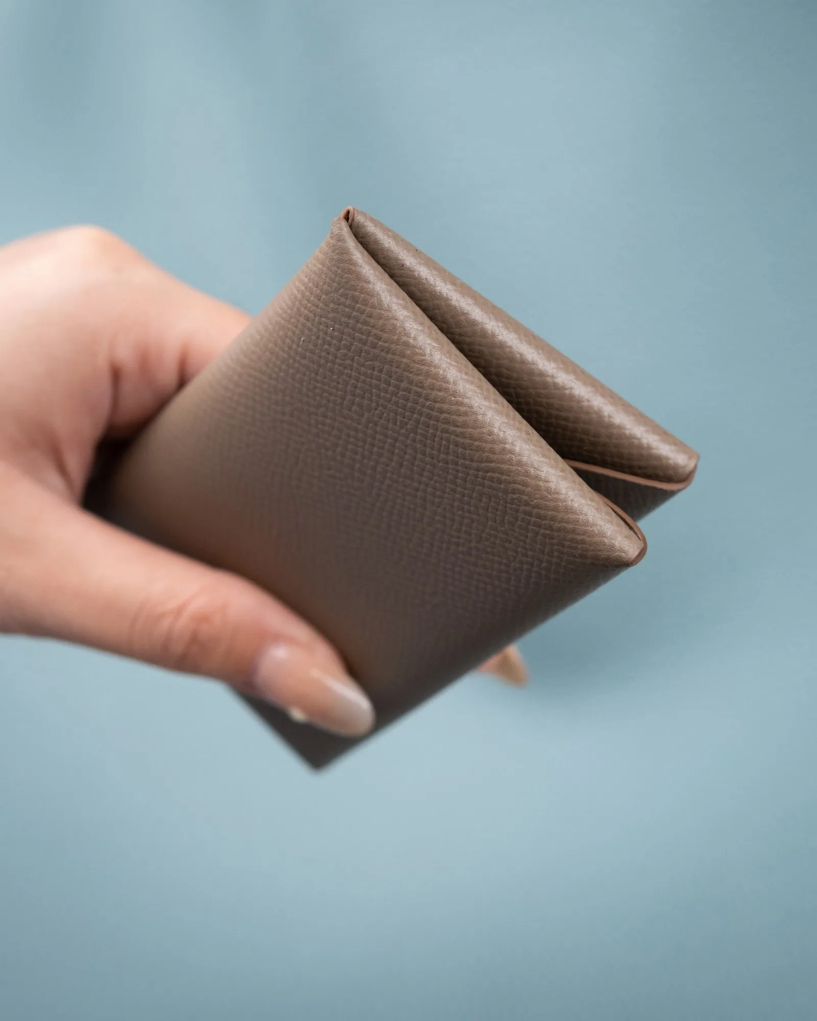 Ảnh Lifestyle Ví đựng thẻ da Epsom màu nâu xám dáng gấp - Koi Leather