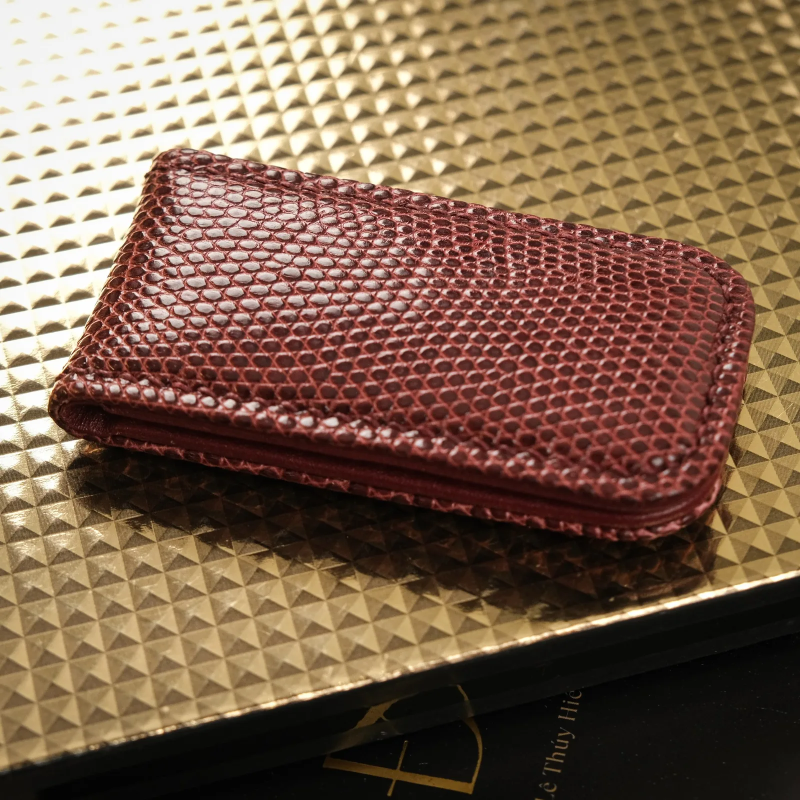 Ảnh Studio Kẹp tiền nam châm da đà điểu màu đỏ đô - Koi Leather