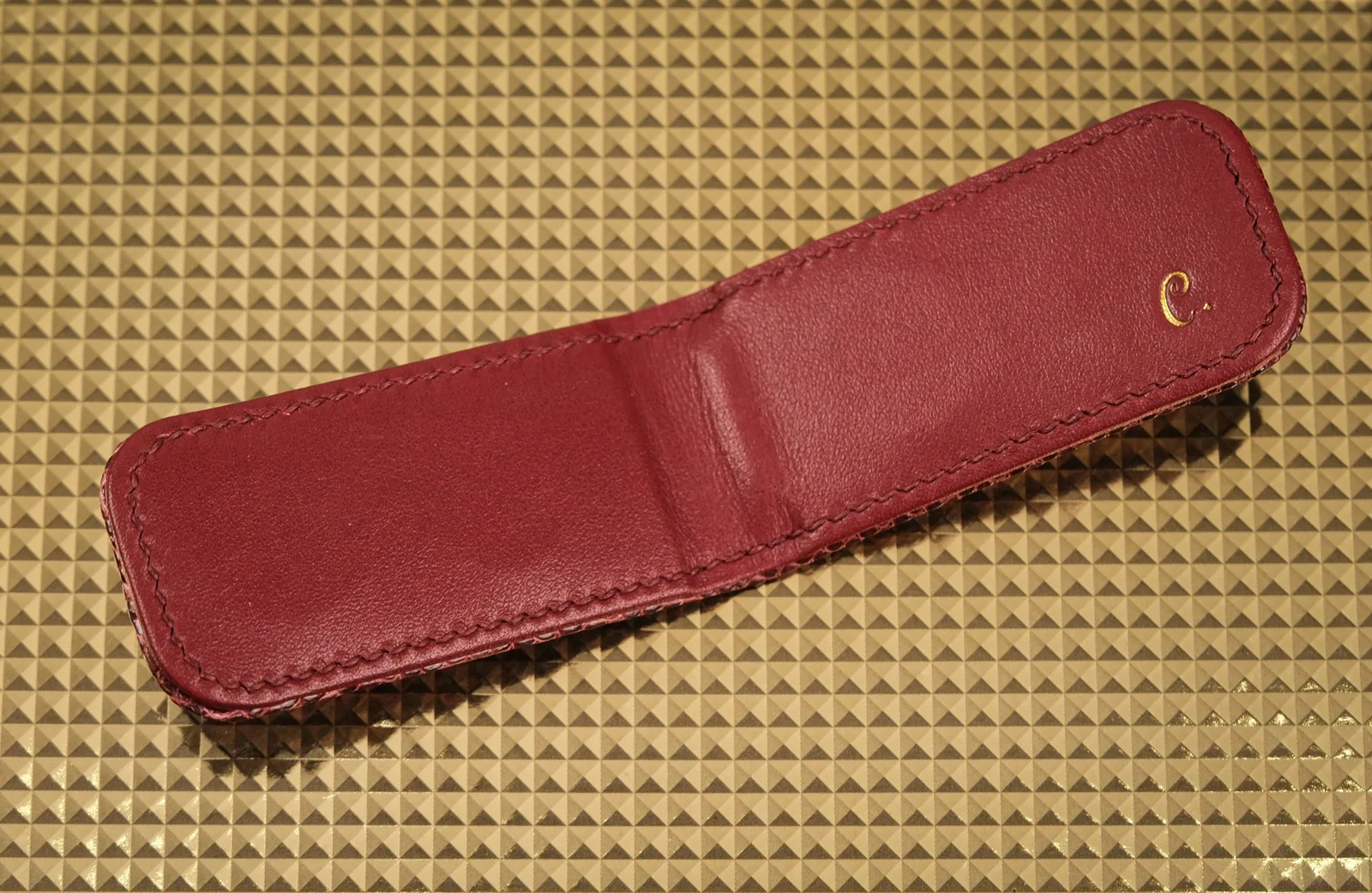 Ảnh Studio Kẹp tiền nam châm da đà điểu màu đỏ đô - Koi Leather