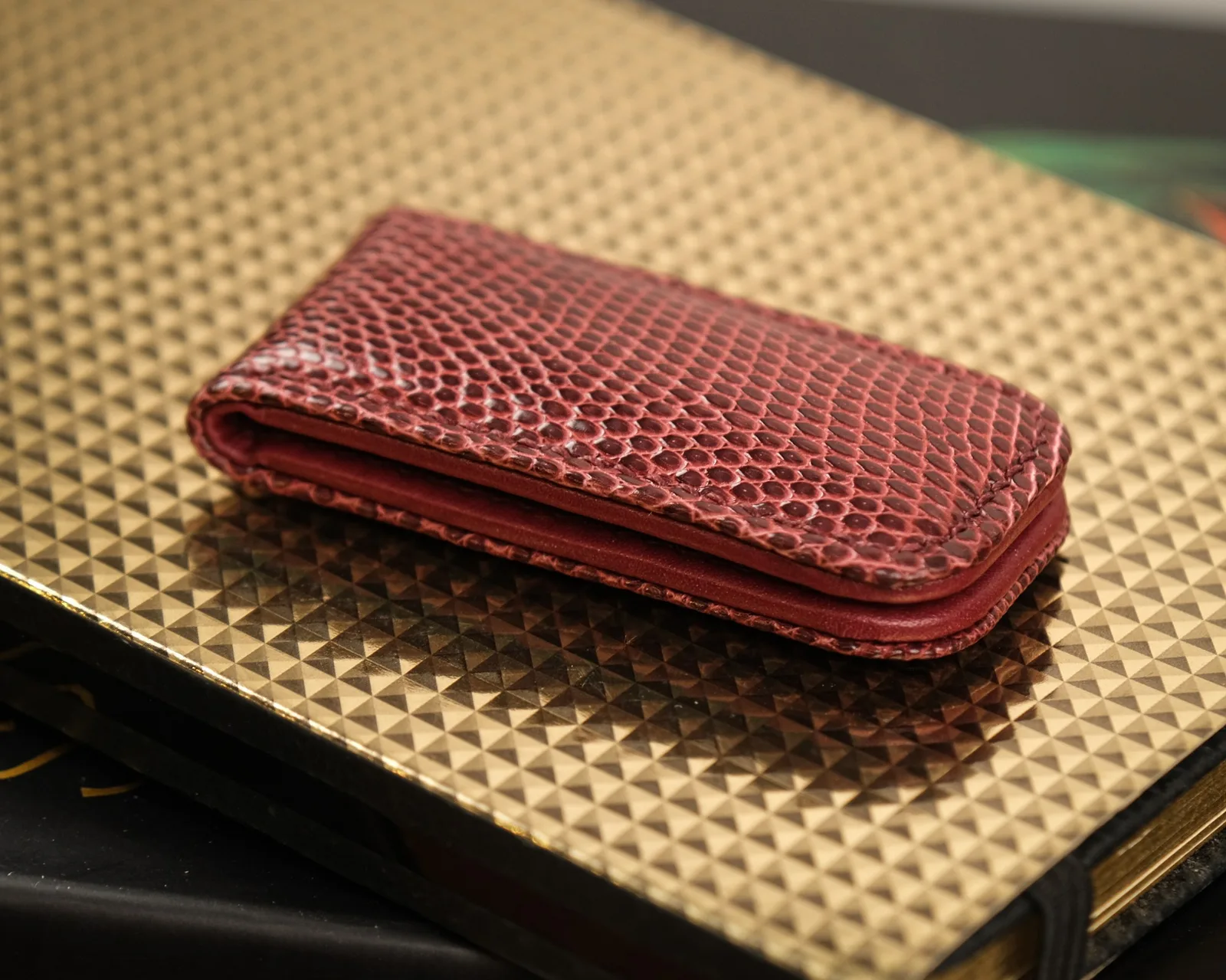 Ảnh Studio Kẹp tiền nam châm da đà điểu màu đỏ đô - Koi Leather