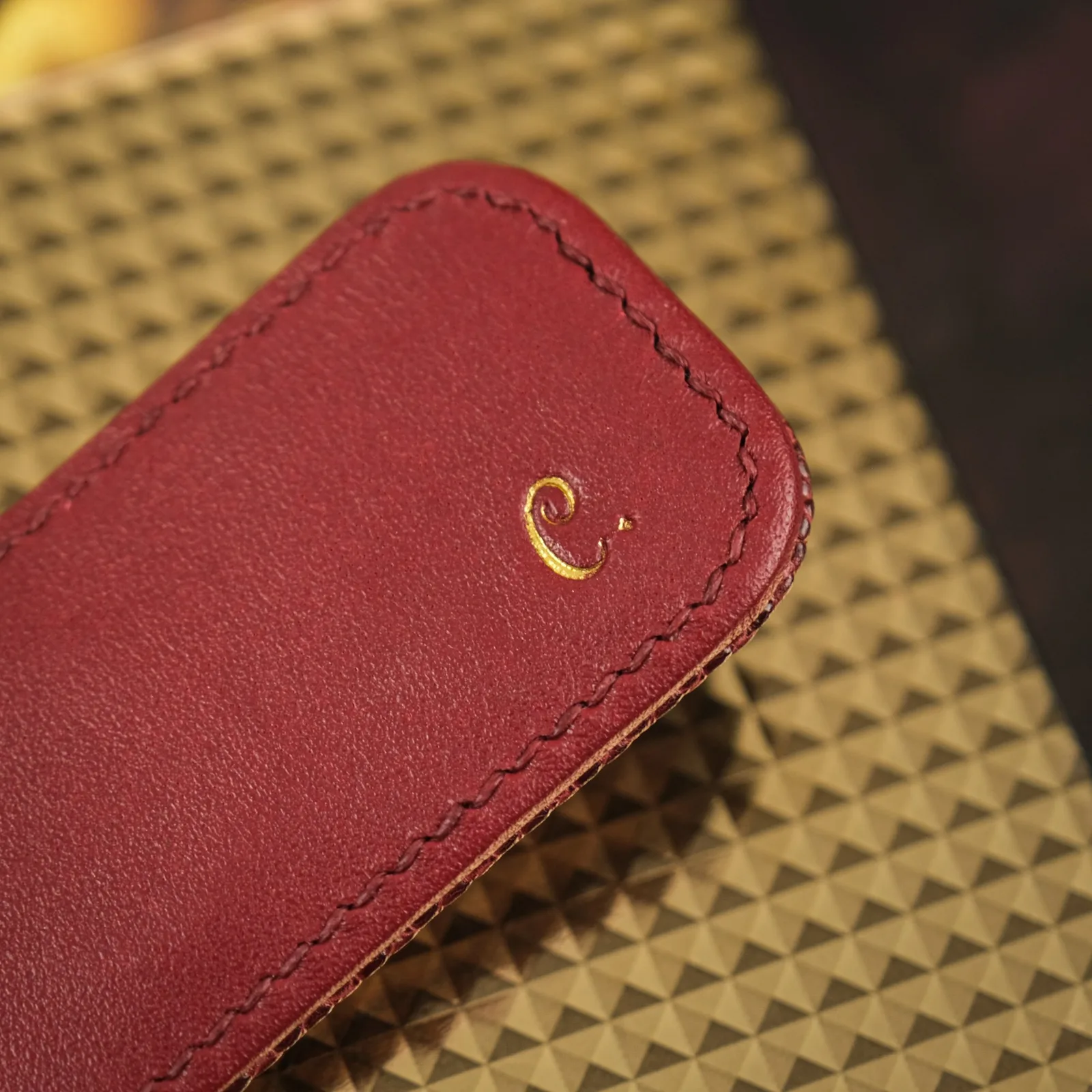 Ảnh Kẹp tiền nam châm da đà điểu màu đỏ đô - Koi Leather