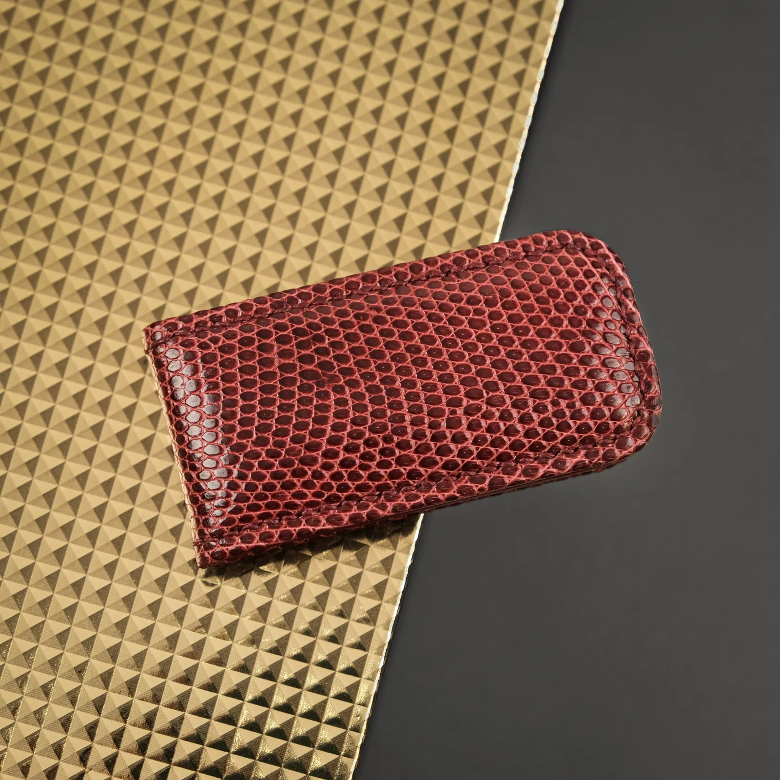Ảnh Studio Kẹp tiền nam châm da đà điểu màu đỏ đô - Koi Leather