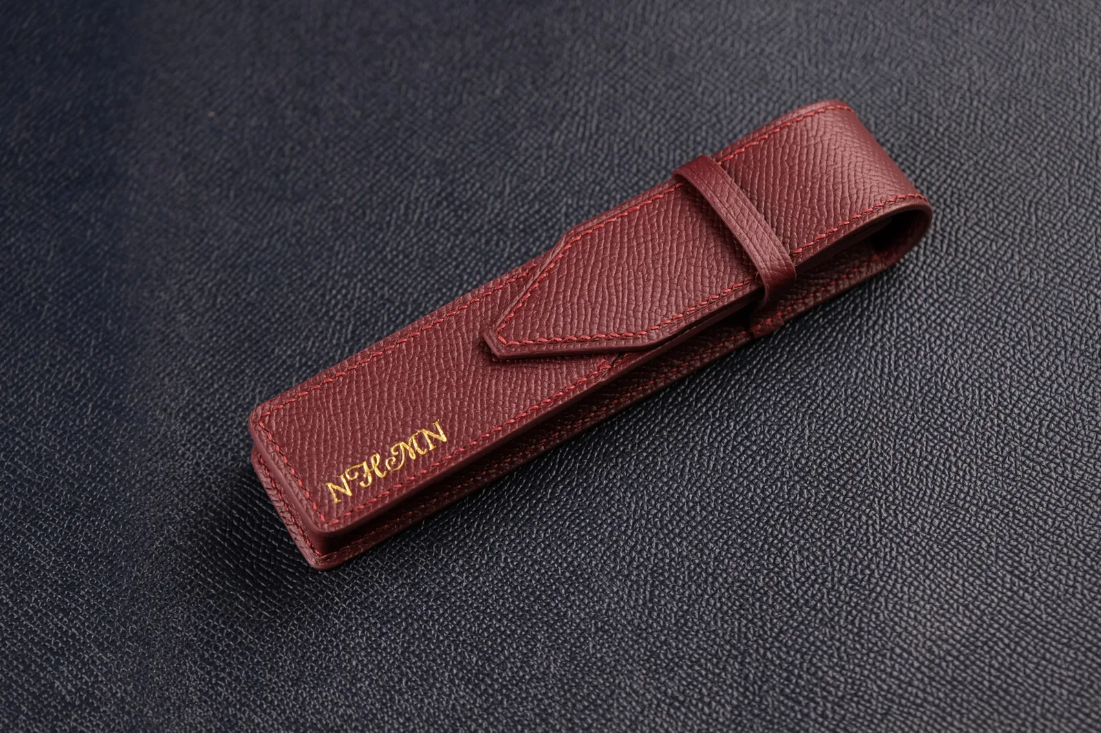 Ảnh Studio Bao da đựng bút đơn da Epsom nắp gài - Koi Leather