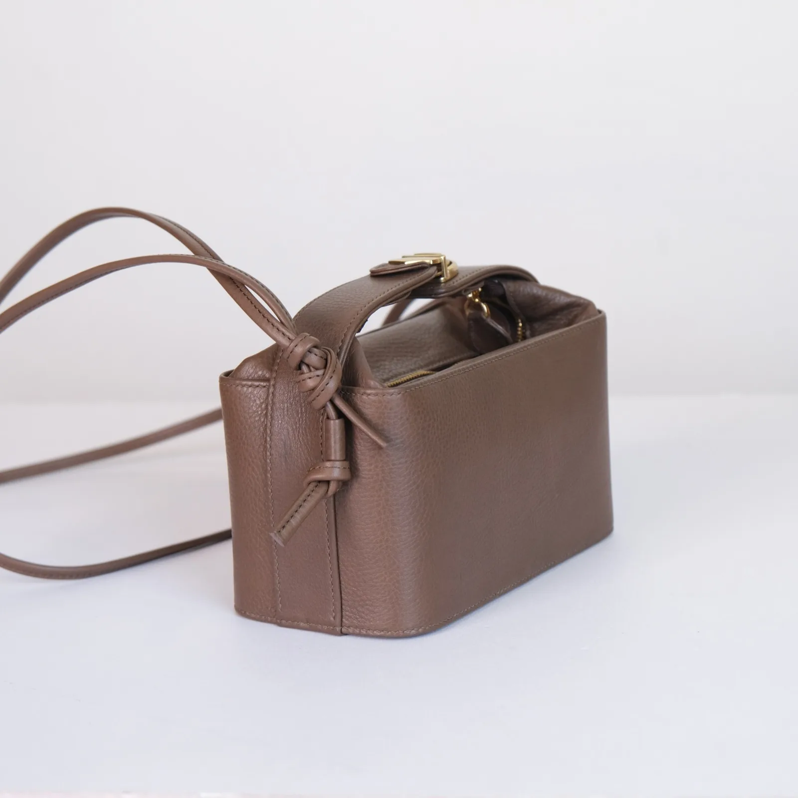 Ảnh Studio Túi Jolie Box da Togo màu Etoupe dáng hộp - Koi Leather
