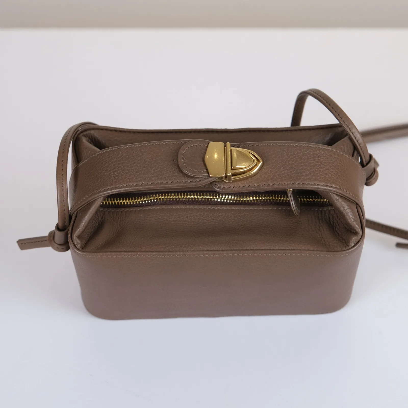 Ảnh Studio Túi Jolie Box da Togo màu Etoupe dáng hộp - Koi Leather
