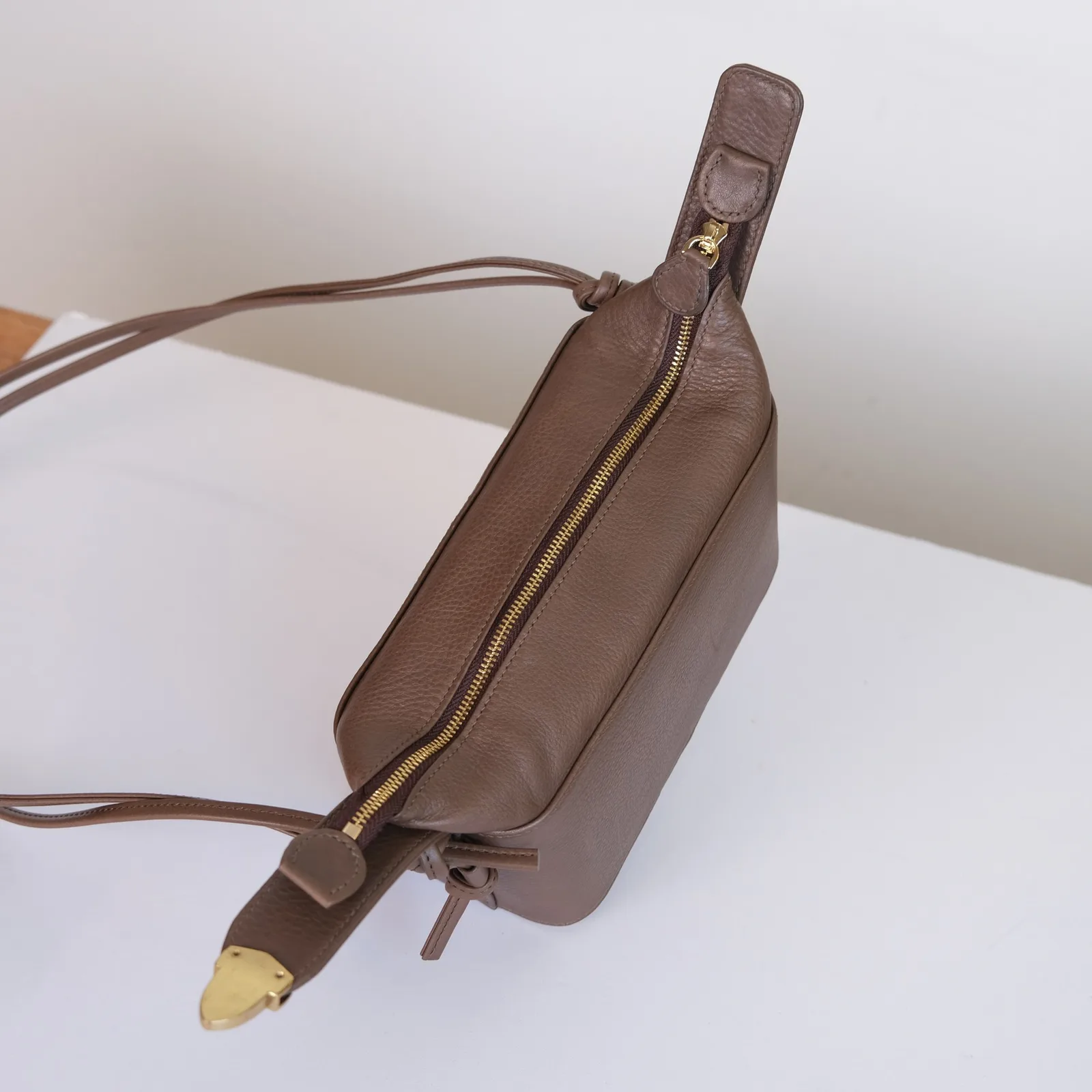 Ảnh Studio Túi Jolie Box da Togo màu Etoupe dáng hộp - Koi Leather