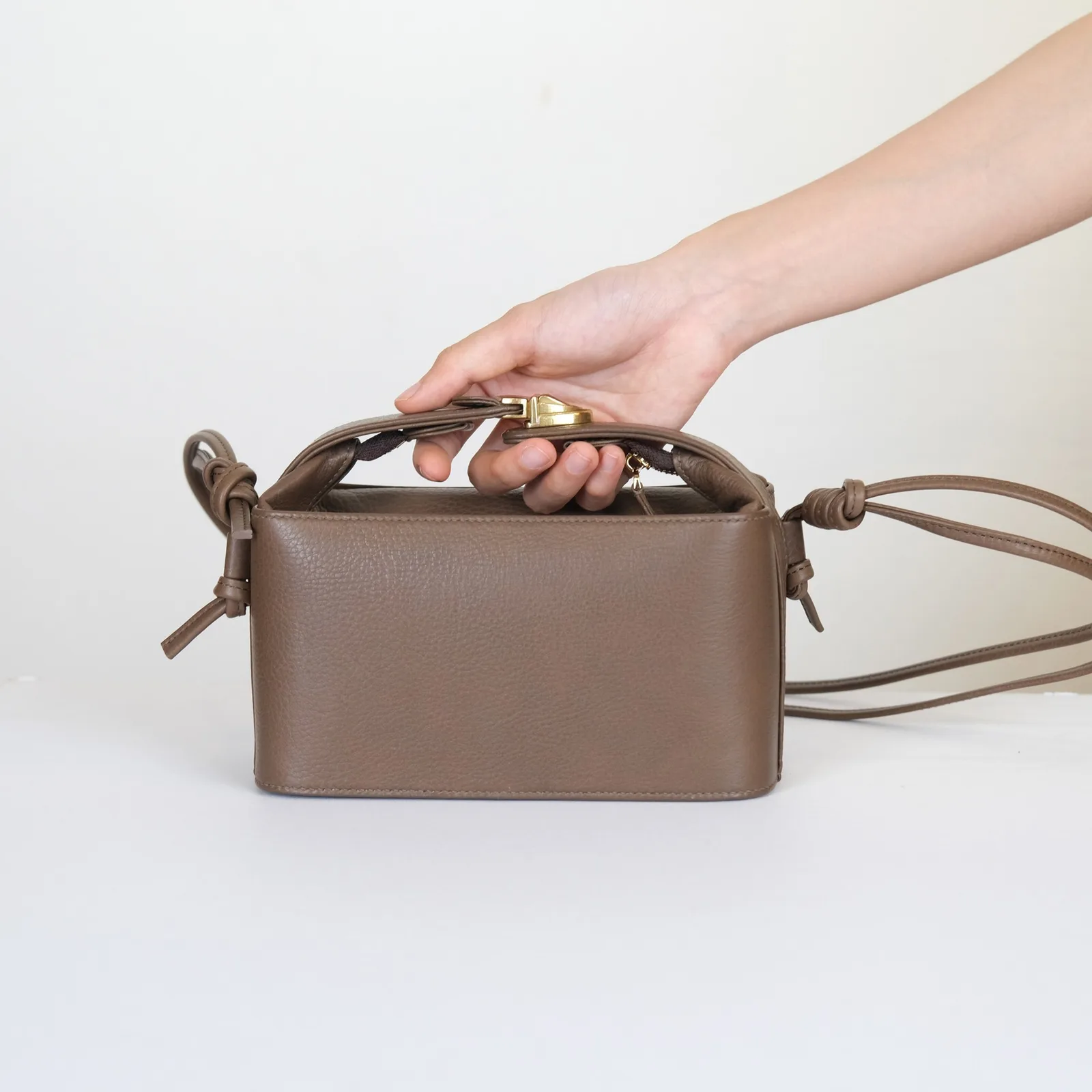 Ảnh Lifestyle Túi Jolie Box da Togo màu Etoupe dáng hộp - Koi Leather