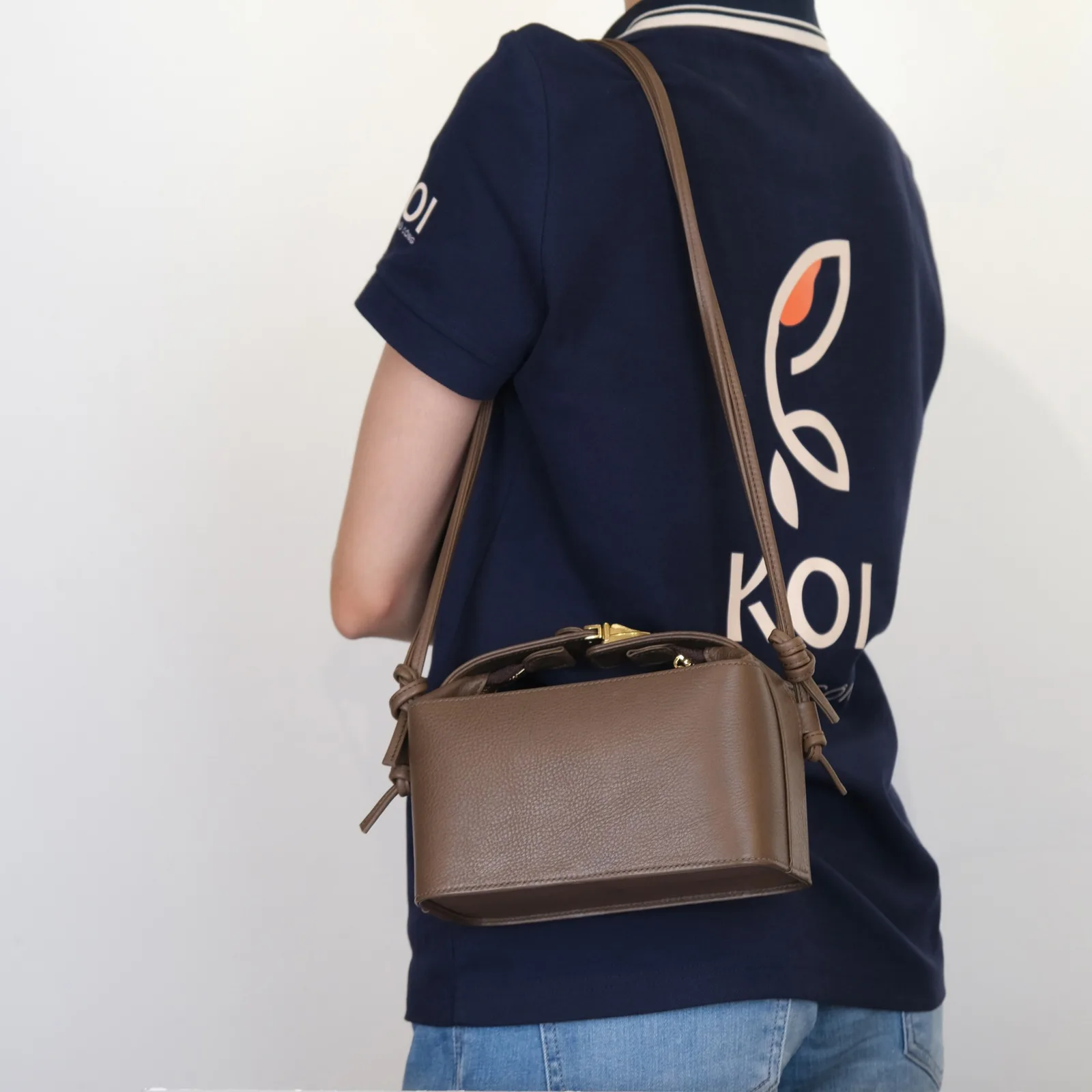 Ảnh Lifestyle Túi Jolie Box da Togo màu Etoupe dáng hộp - Koi Leather