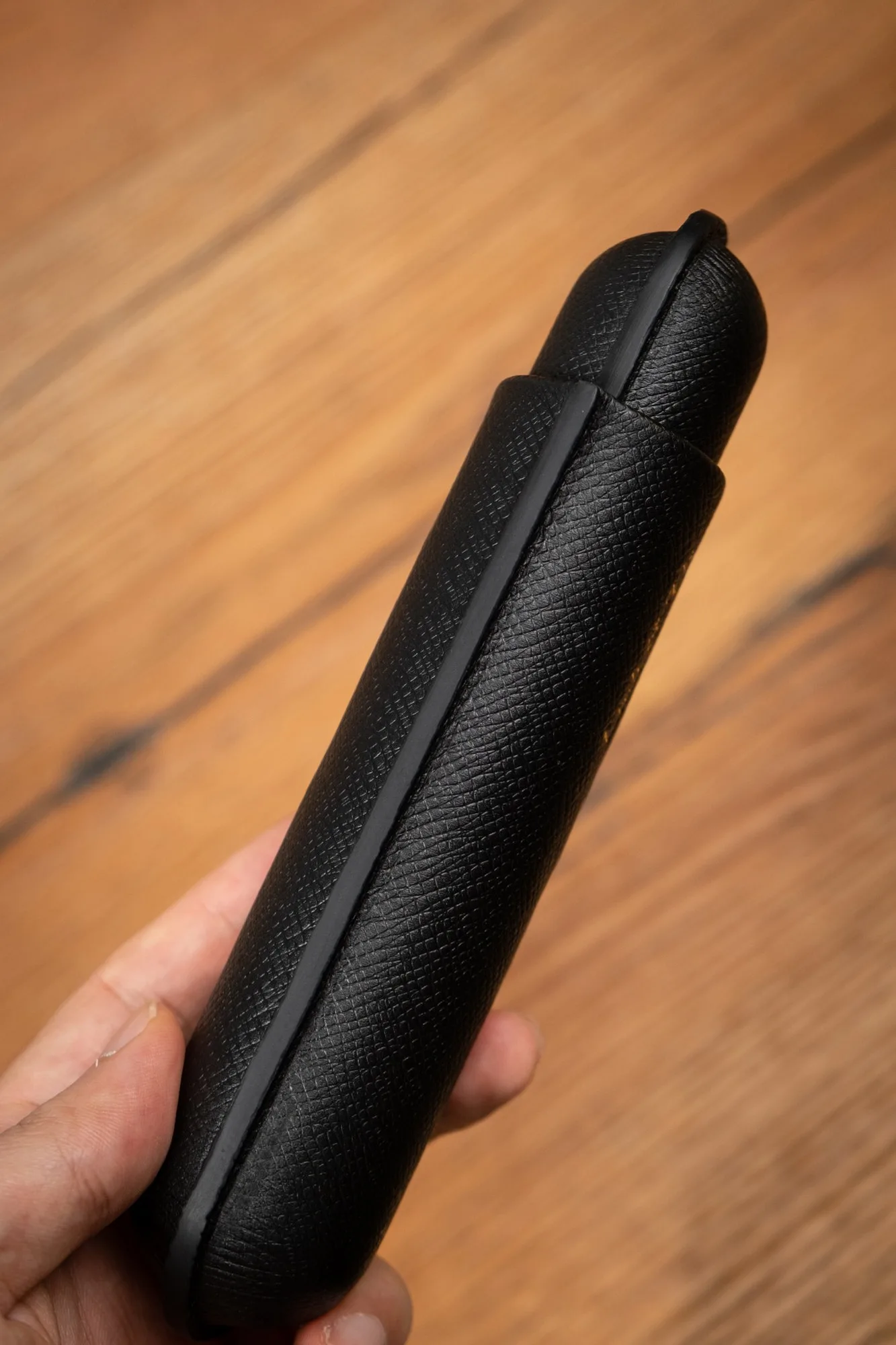 Ảnh Studio Bao da xì gà da Epsom màu đen 1 điếu - Koi Leather