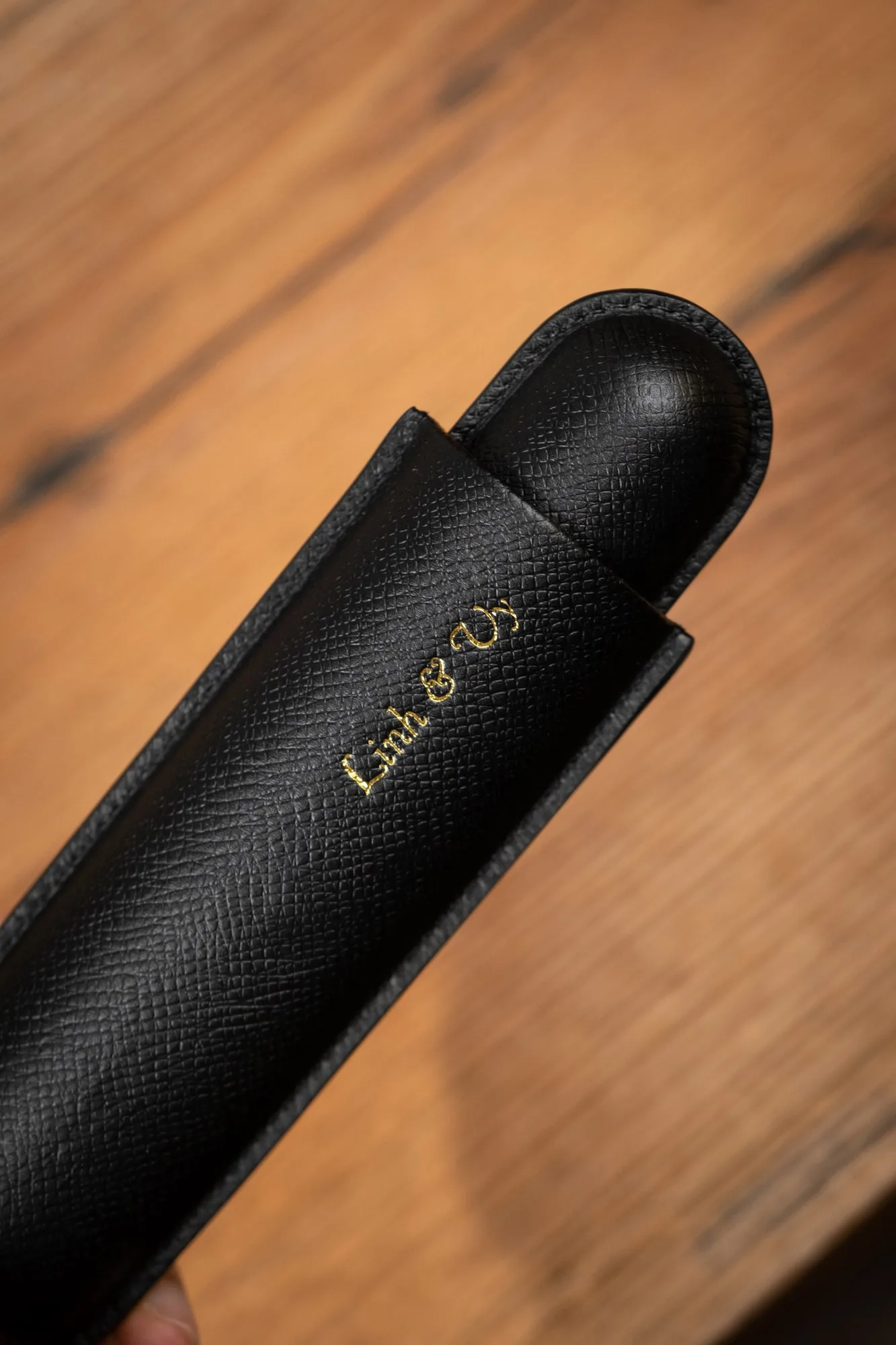 Ảnh Bao da xì gà da Epsom màu đen 1 điếu - Koi Leather