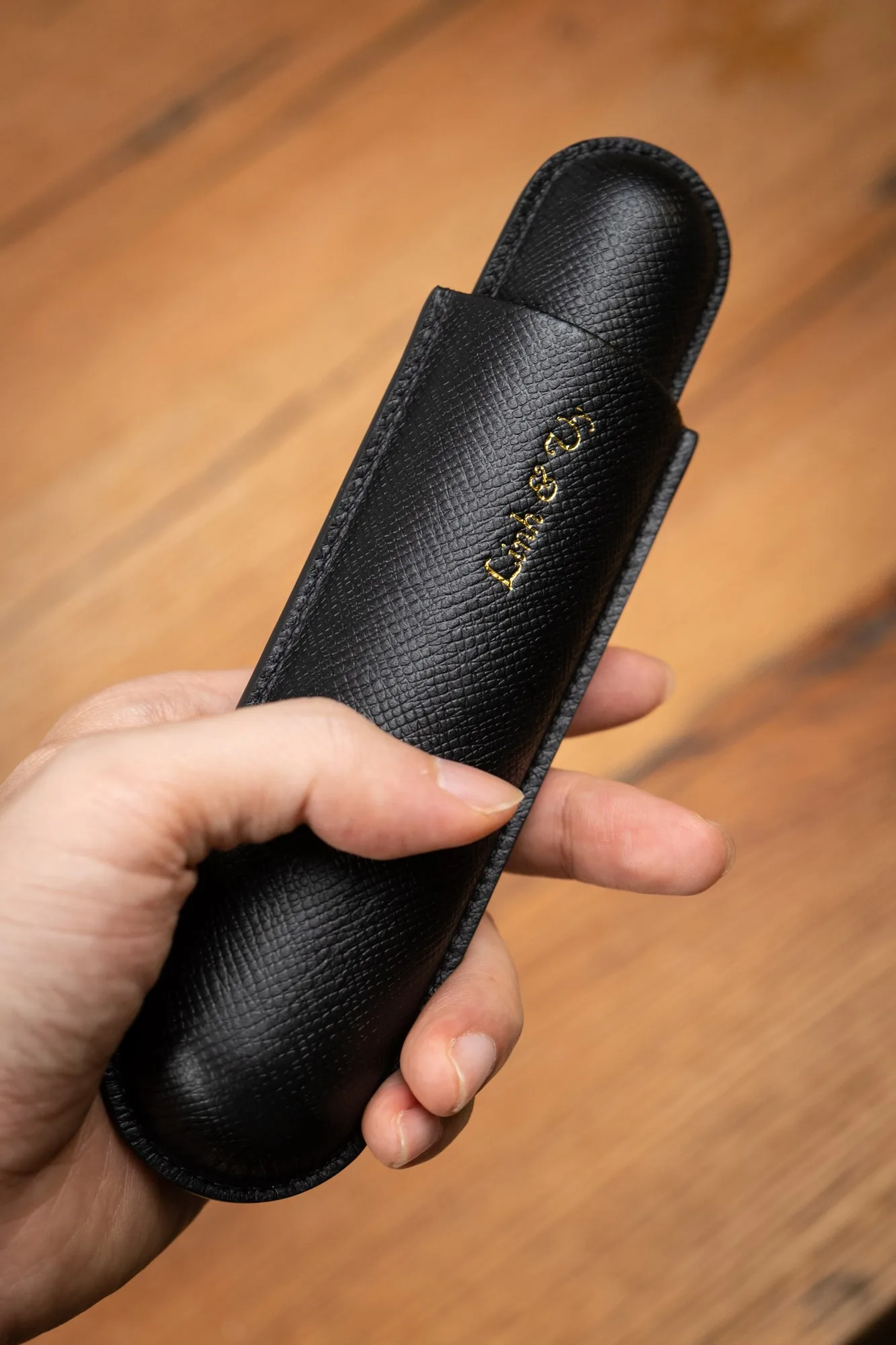 Ảnh Lifestyle Bao da xì gà da Epsom màu đen 1 điếu - Koi Leather