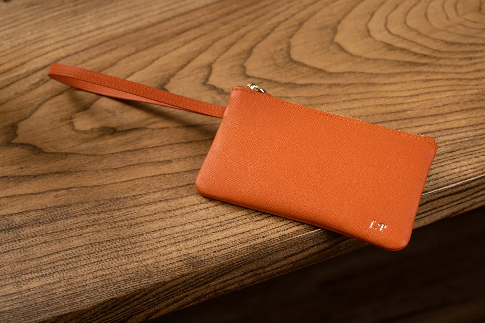 Ảnh Studio Ví cầm tay da Epsom màu cam có quai đeo cổ tay - Koi Leather