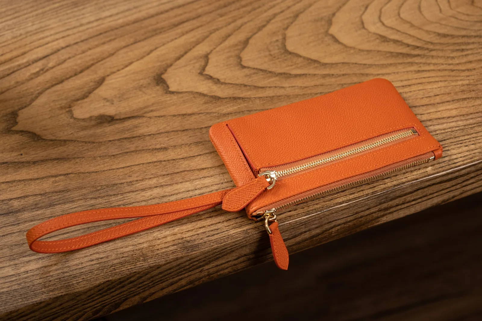Ảnh Studio Ví cầm tay da Epsom màu cam có quai đeo cổ tay - Koi Leather