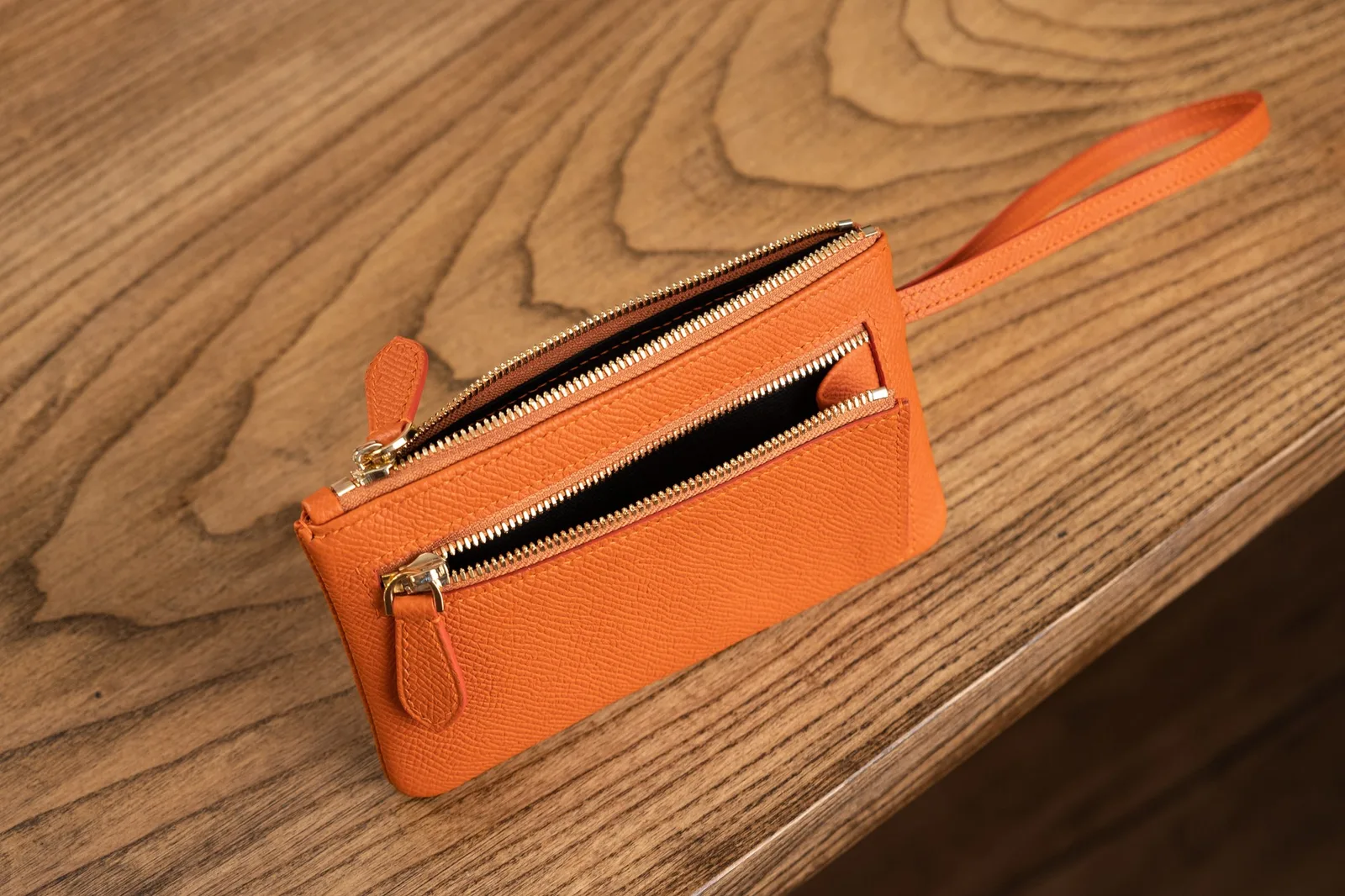 Ảnh Studio Ví cầm tay da Epsom màu cam có quai đeo cổ tay - Koi Leather