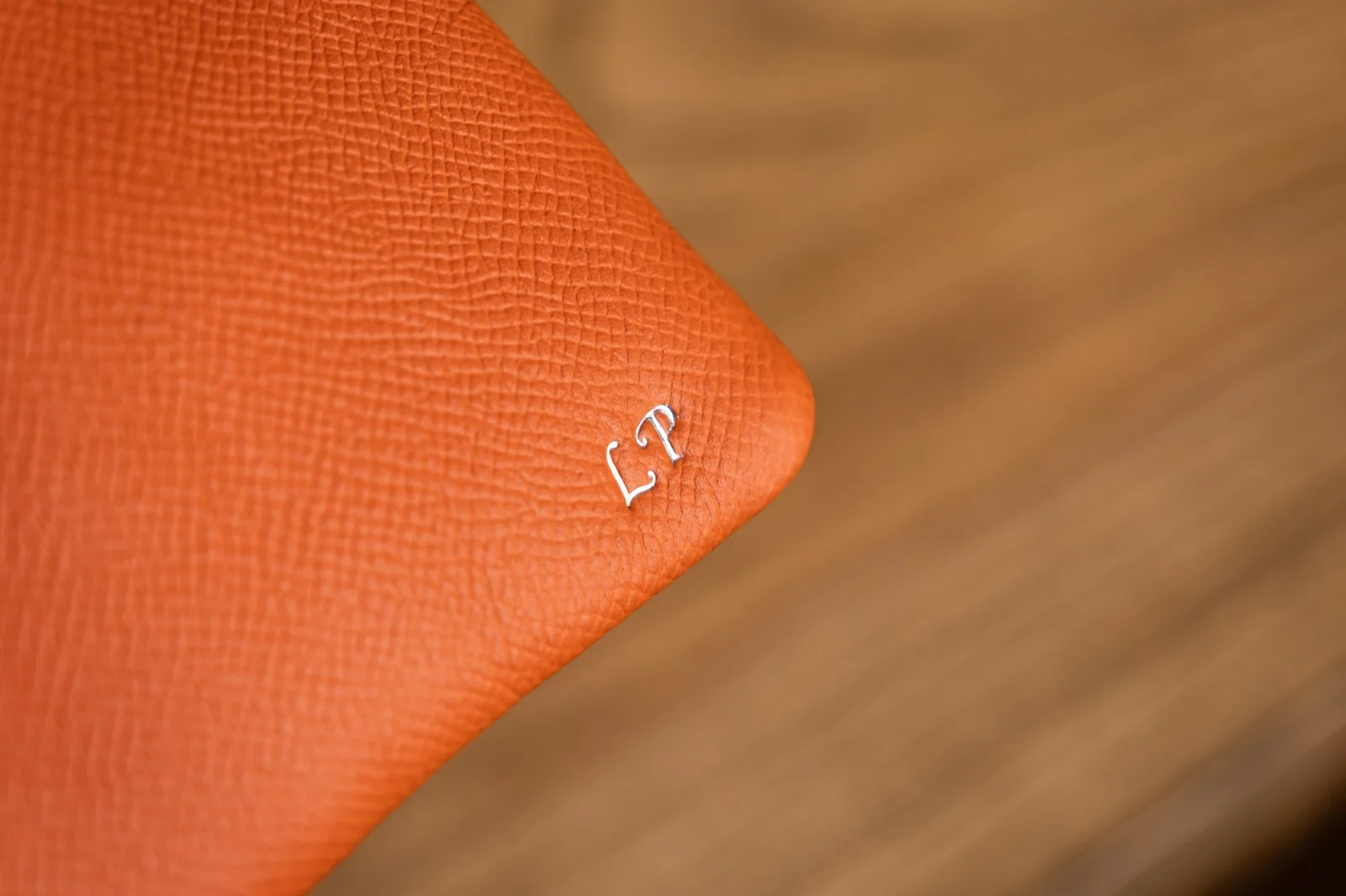 Ảnh Ví cầm tay da Epsom màu cam có quai đeo cổ tay - Koi Leather