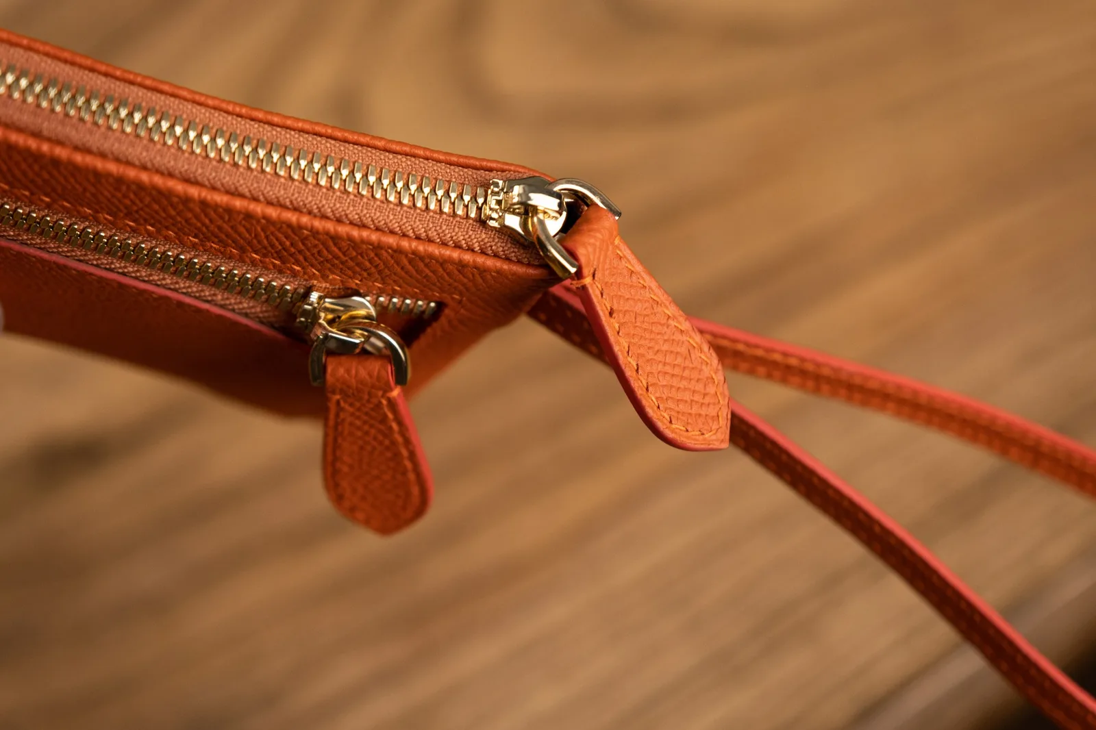 Ảnh Studio Ví cầm tay da Epsom màu cam có quai đeo cổ tay - Koi Leather