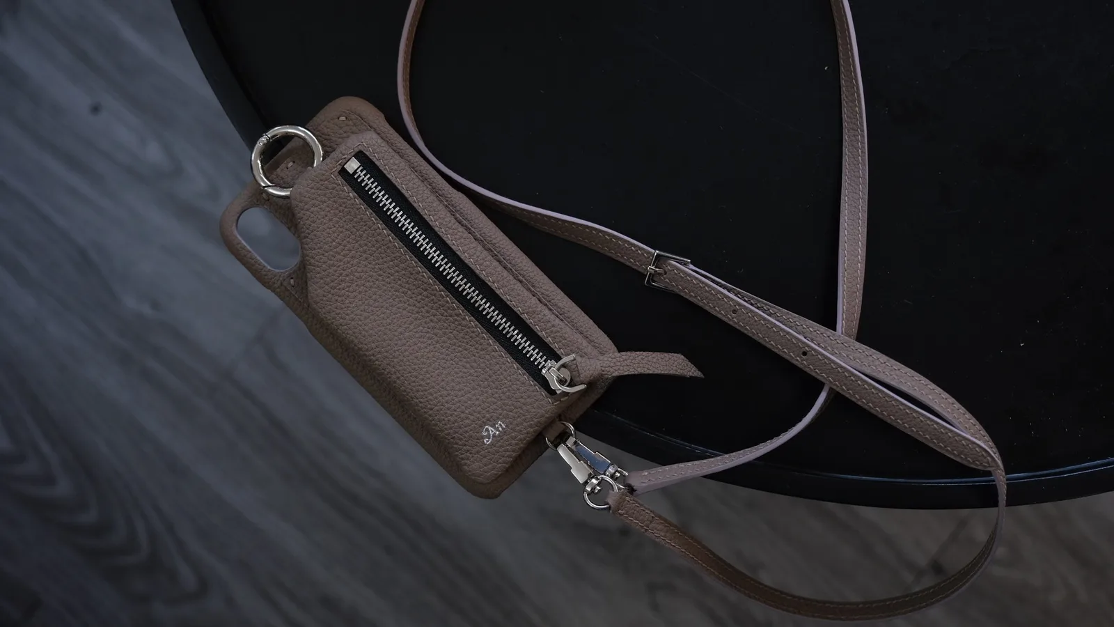 Ảnh Studio Ốp lưng điện thoại da bò hạt có ví zip kèm dây đeo - Koi Leather