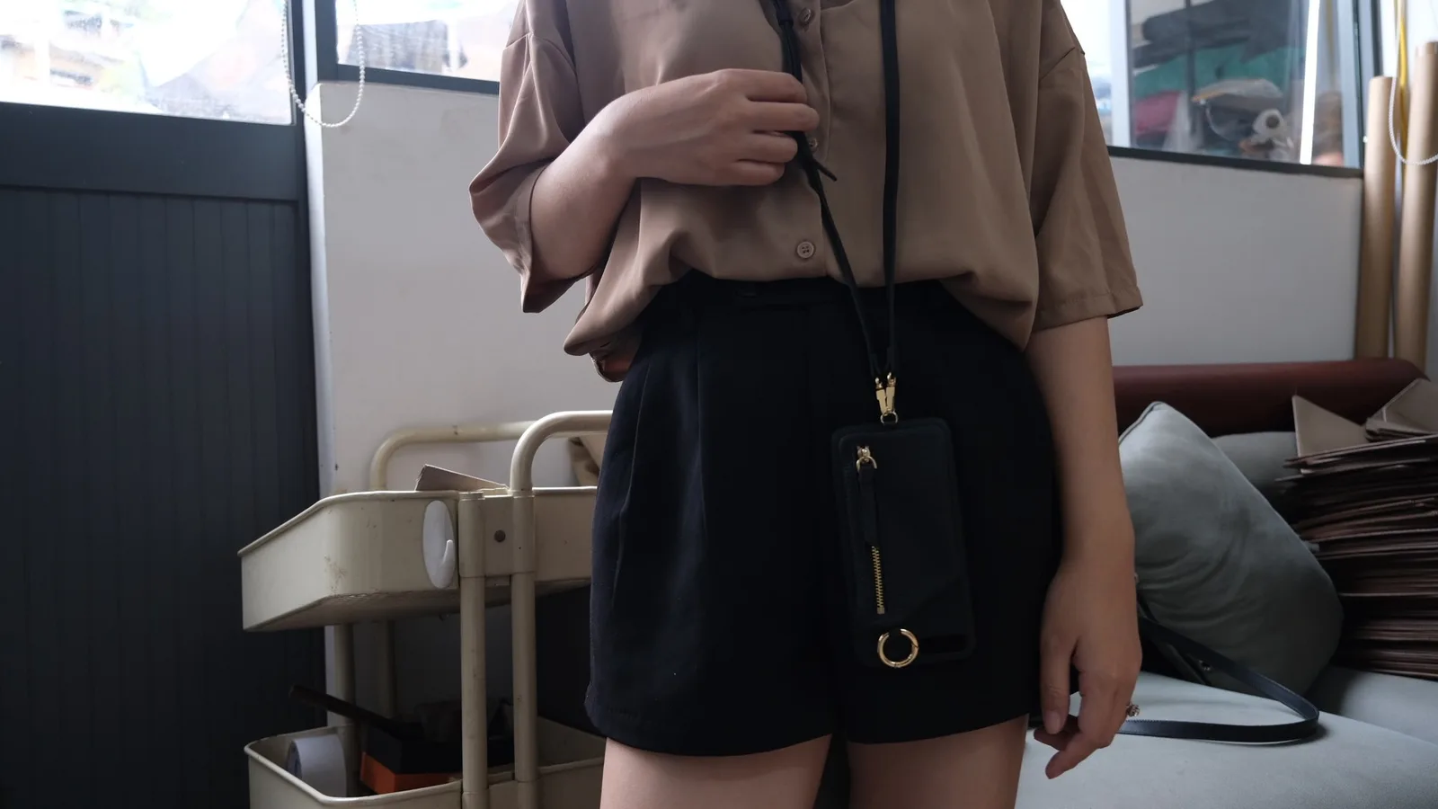 Ảnh Lifestyle Ốp lưng điện thoại da bò hạt có ví zip kèm dây đeo - Koi Leather