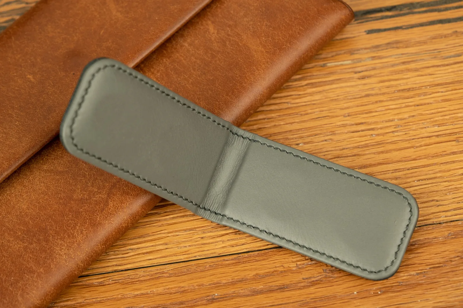 Ảnh Studio Kẹp tiền nam châm da Epsom màu xanh lá đậm - Koi Leather
