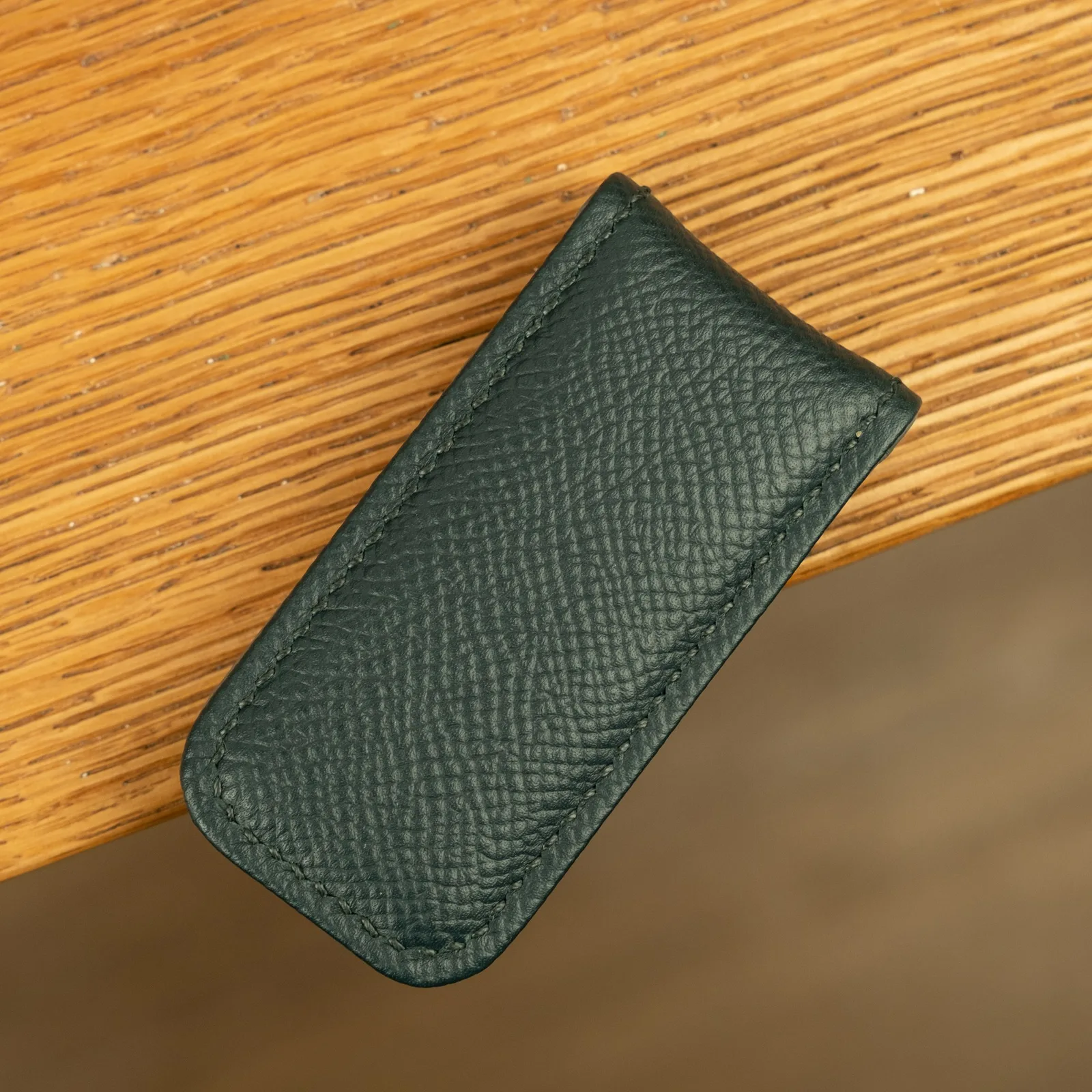 Ảnh Studio Kẹp tiền nam châm da Epsom màu xanh lá đậm - Koi Leather