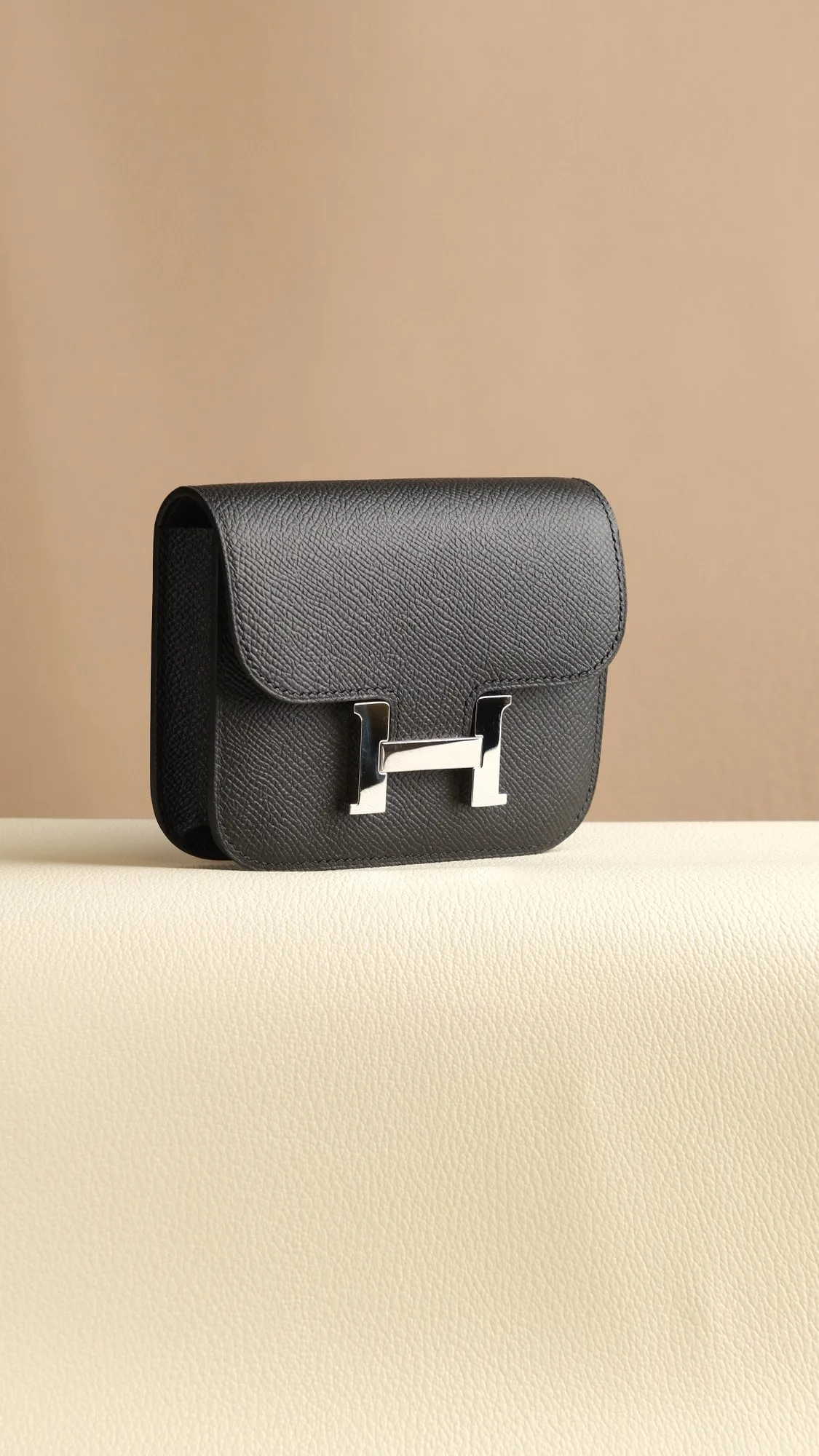Ảnh Studio Ví mini da Epsom màu đen nắp gập đeo thắt lưng - Koi Leather