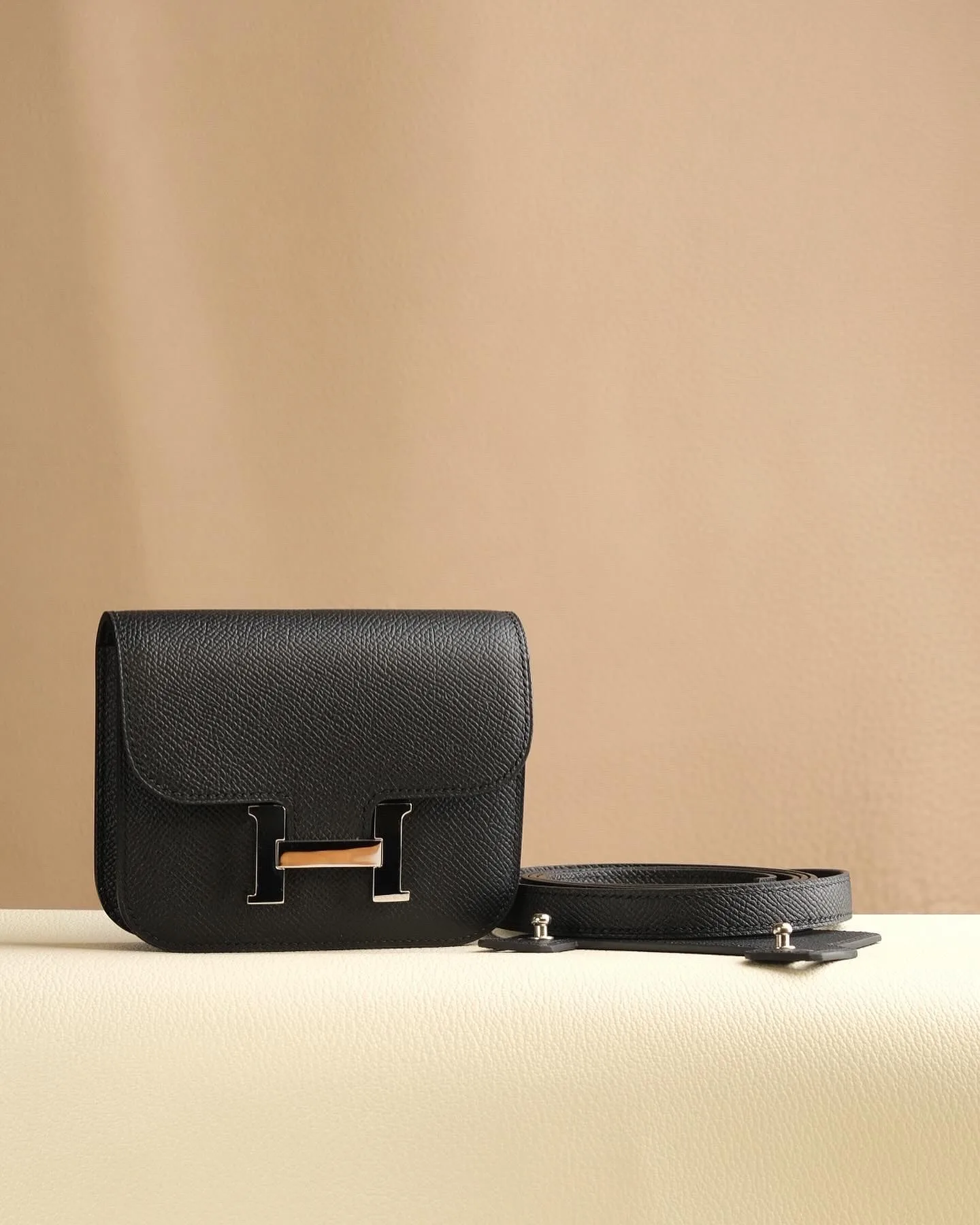 Ảnh Studio Ví mini da Epsom màu đen nắp gập đeo thắt lưng - Koi Leather