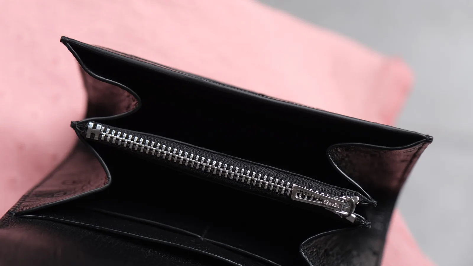 Ảnh Studio Ví mini da Epsom màu đen nắp gập đeo thắt lưng - Koi Leather