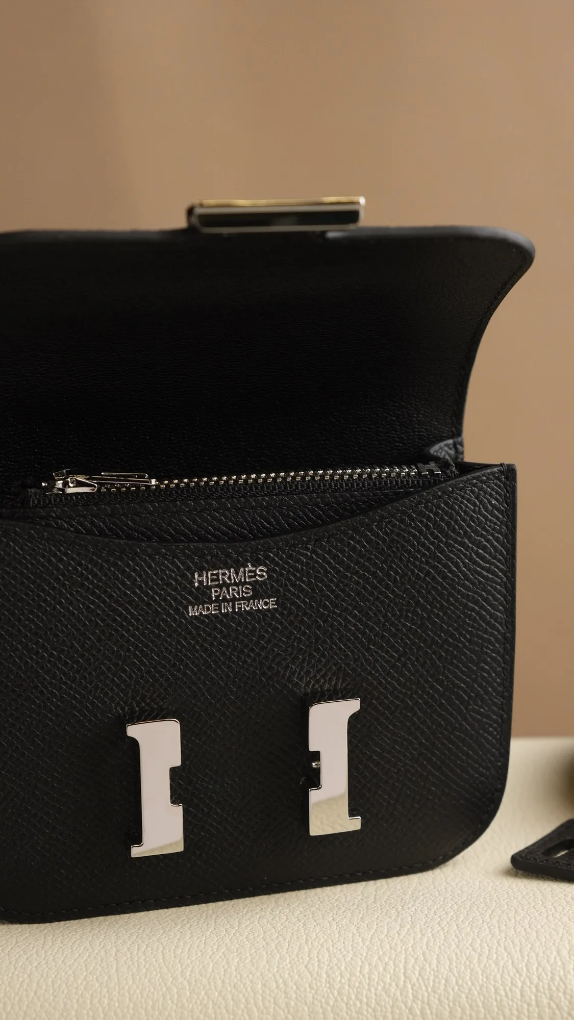 Ảnh Studio Ví mini da Epsom màu đen nắp gập đeo thắt lưng - Koi Leather