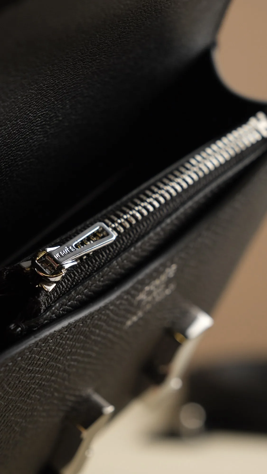 Ảnh Studio Ví mini da Epsom màu đen nắp gập đeo thắt lưng - Koi Leather