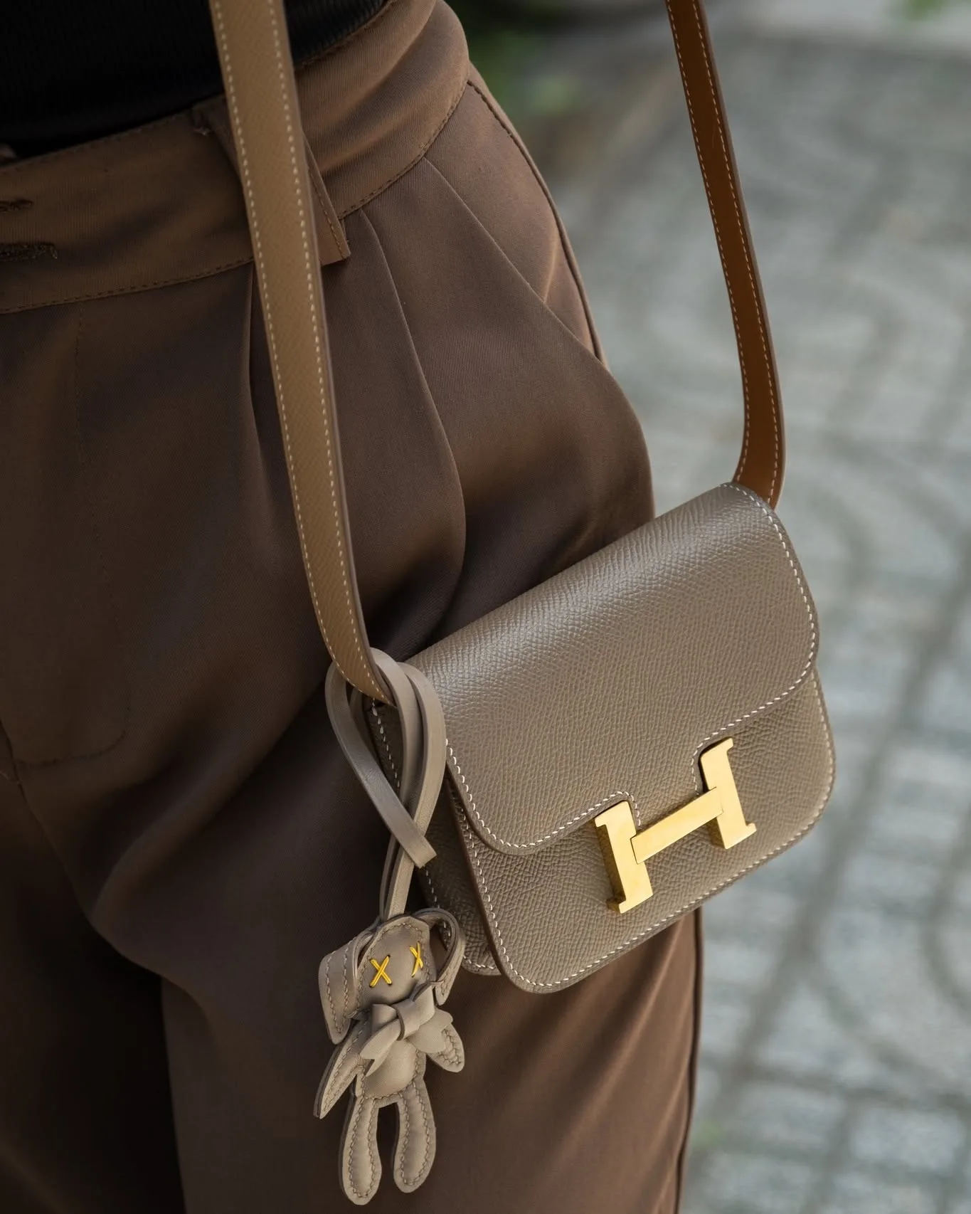 Ảnh Studio Ví Constance Mini da bê Epsom màu đen nắp gập H - Size Mini - Koi Leather