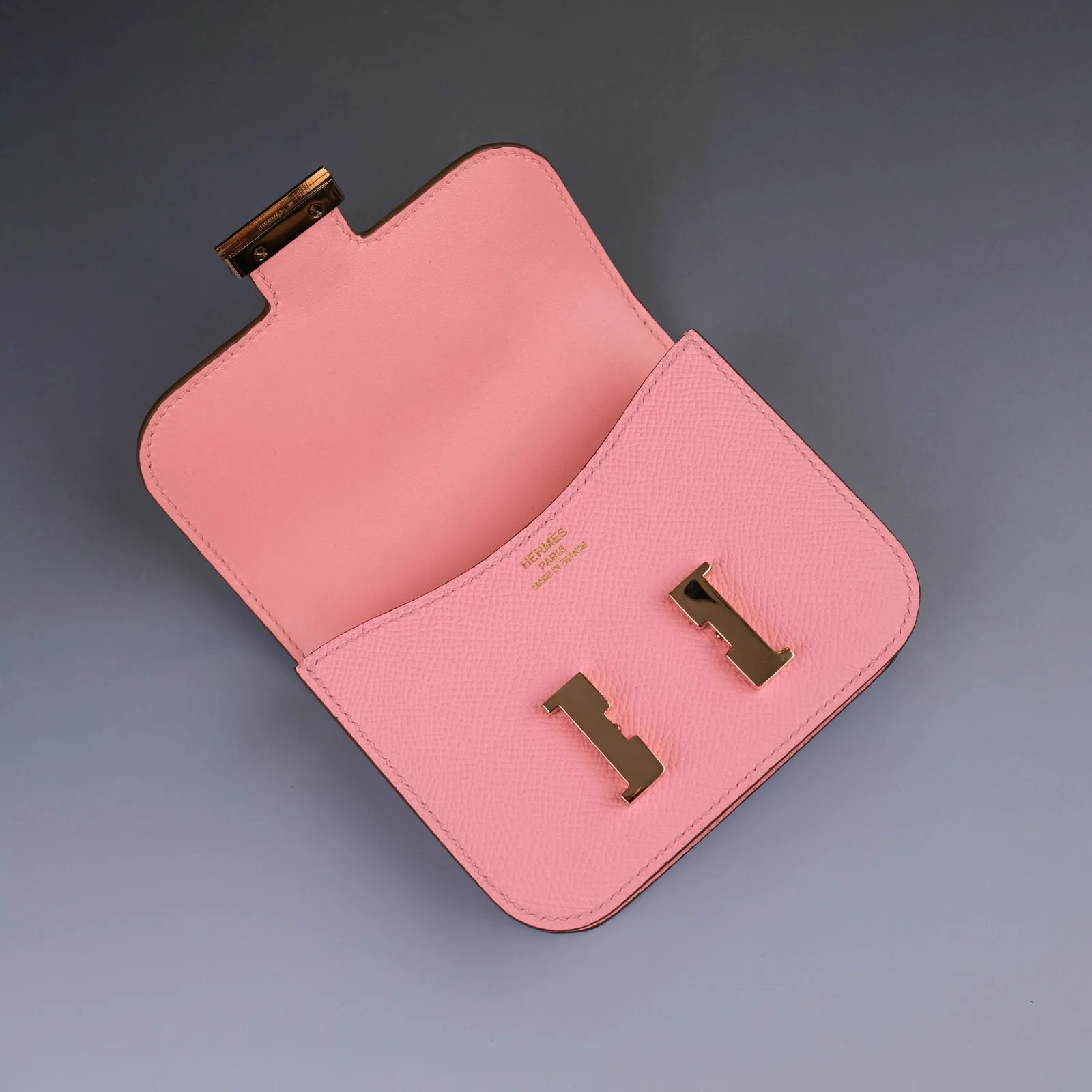 Ảnh Studio Ví Constance Mini da bê Epsom màu đen nắp gập H - Size Mini - Koi Leather