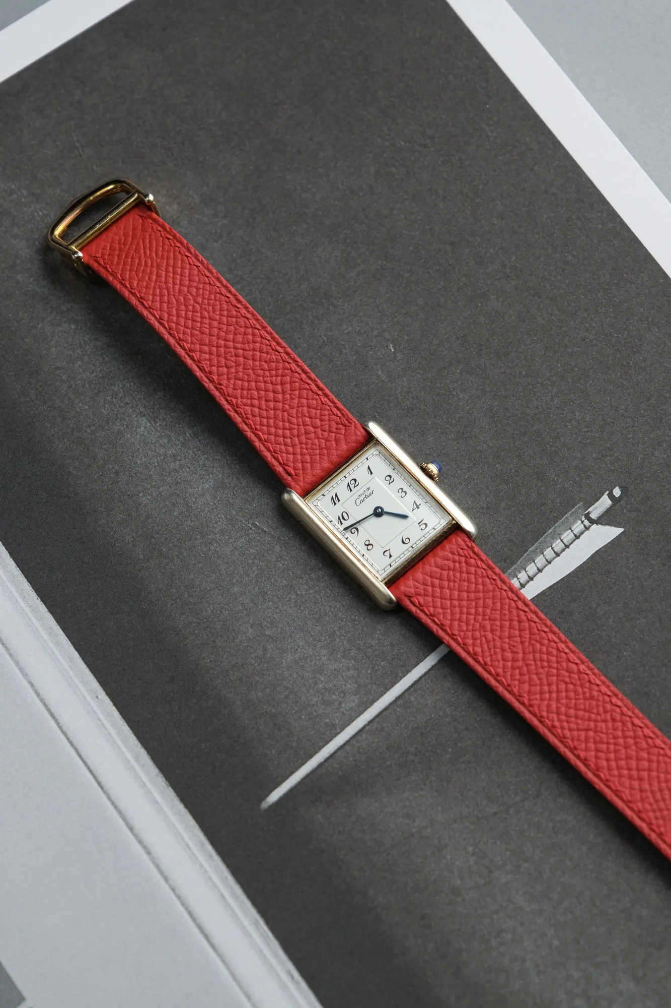 Ảnh Lifestyle Dây đồng hồ da Epsom đỏ cho Cartier Tank - Koi Leather