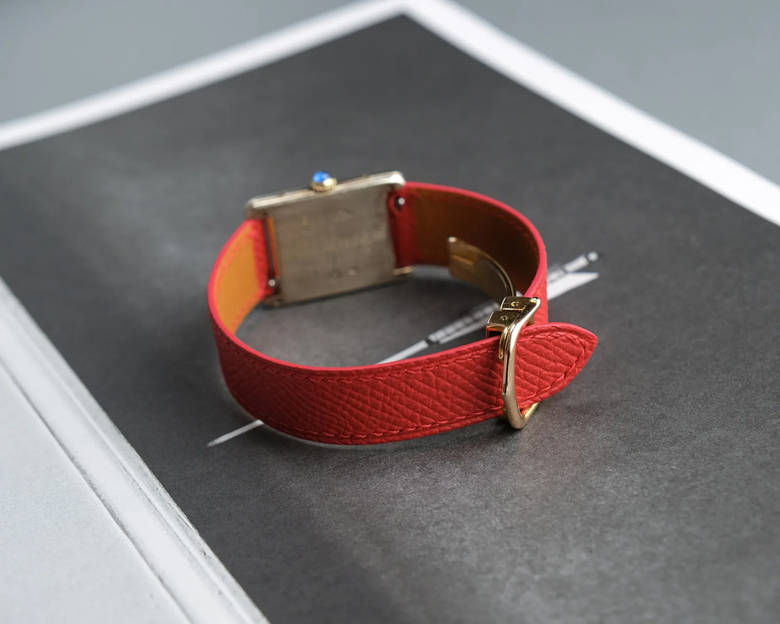 Ảnh Lifestyle Dây đồng hồ da Epsom đỏ cho Cartier Tank - Koi Leather