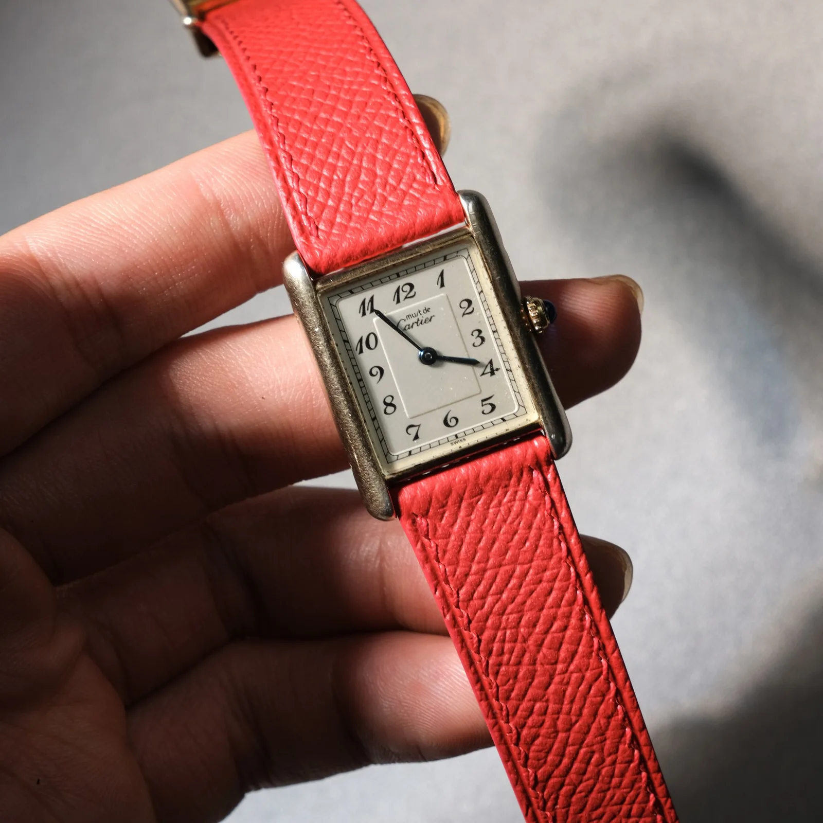 Ảnh Lifestyle Dây đồng hồ da Epsom đỏ cho Cartier Tank - Koi Leather