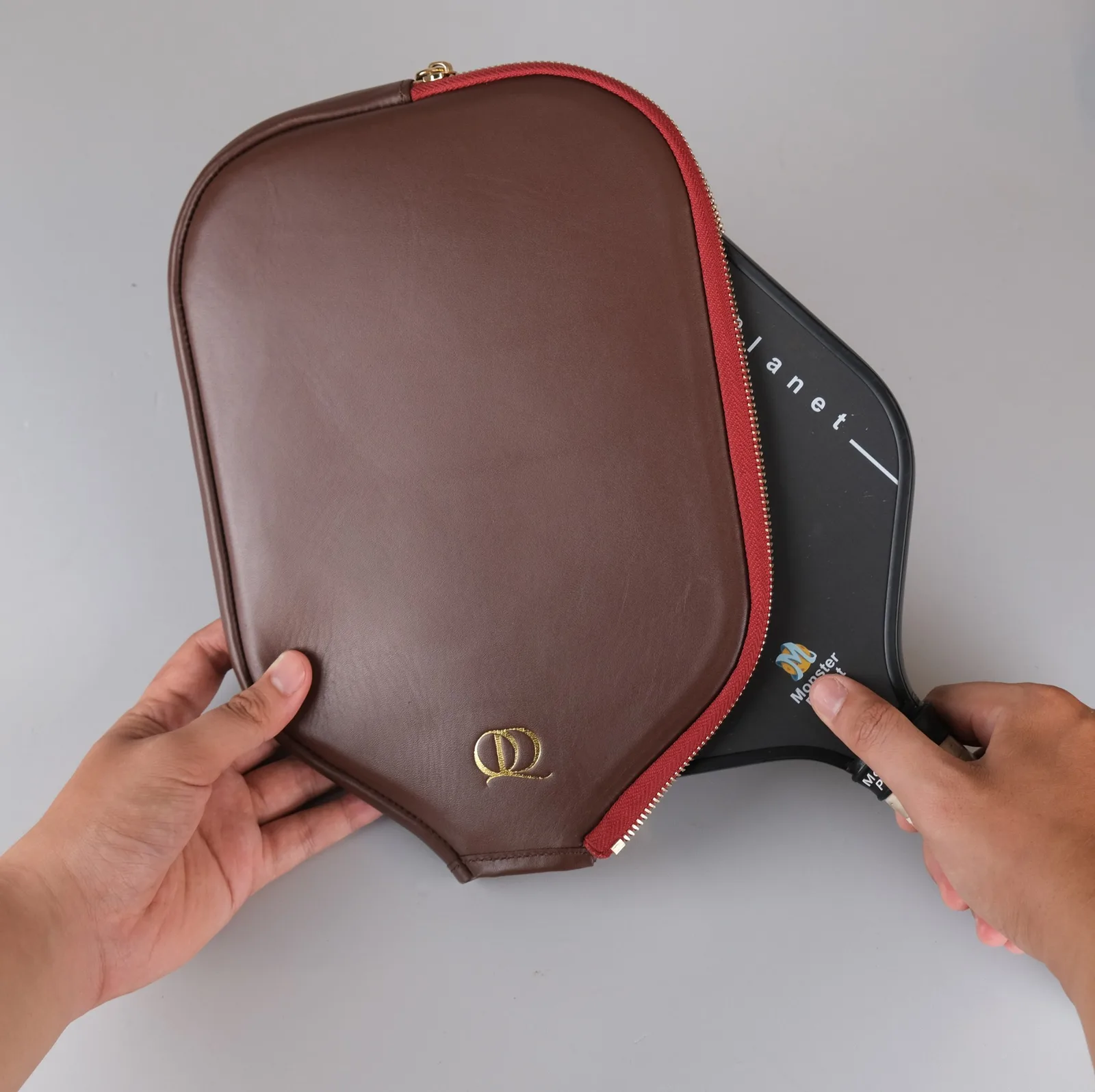 Ảnh Lifestyle Bao vợt pickleball da Nappa màu nâu chocolate - Koi Leather