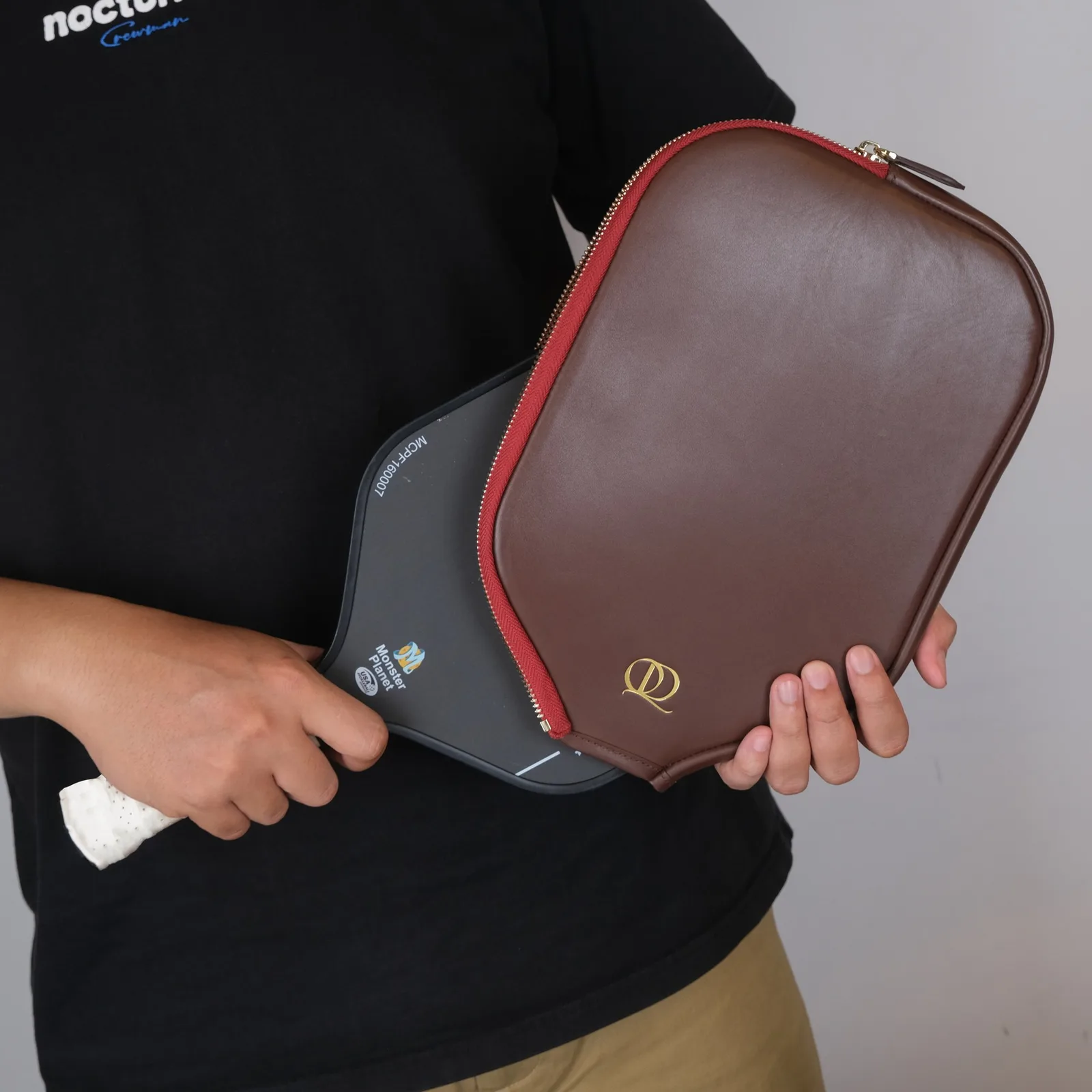 Ảnh Lifestyle Bao vợt pickleball da Nappa màu nâu chocolate - Koi Leather