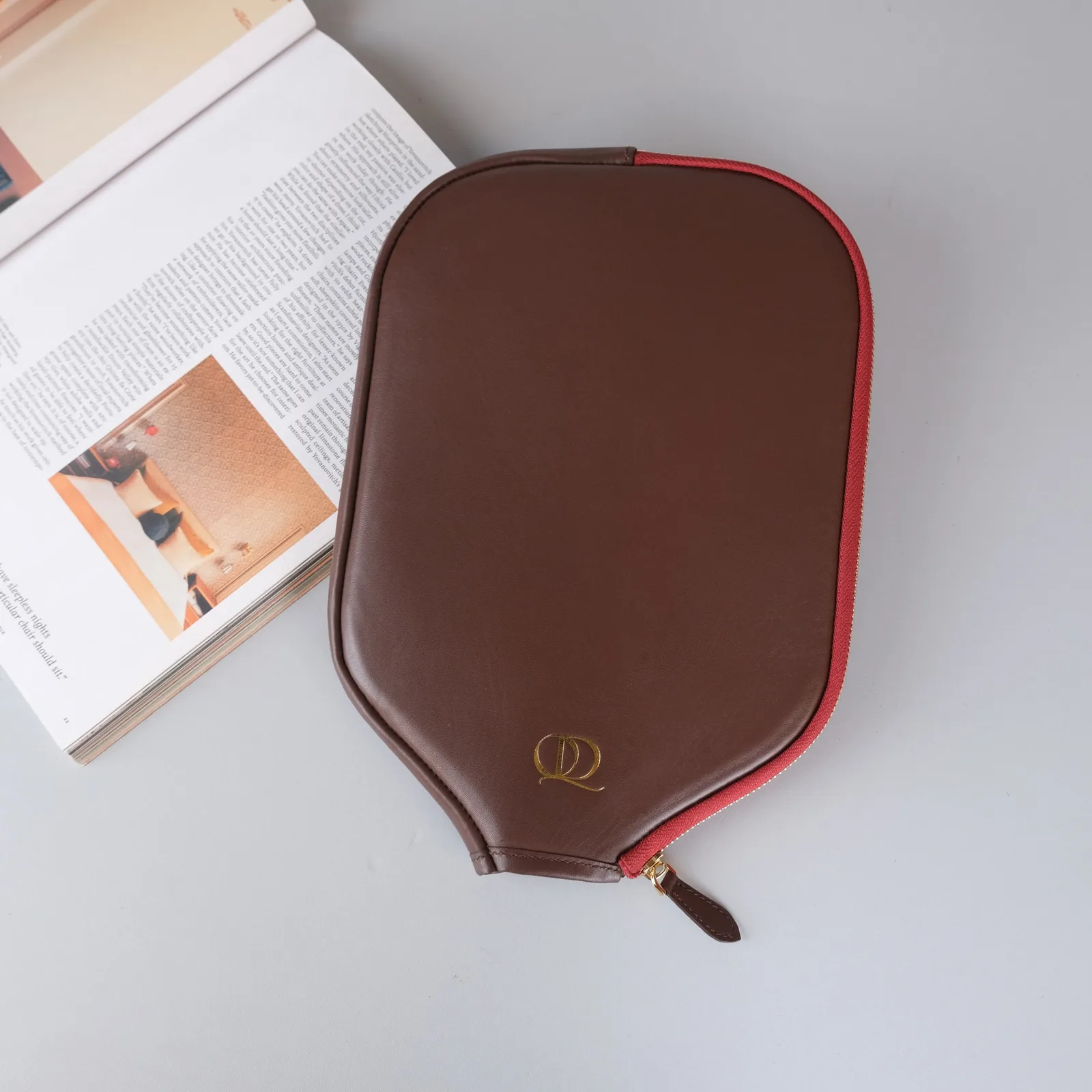 Ảnh Lifestyle Bao vợt pickleball da Nappa màu nâu chocolate - Koi Leather