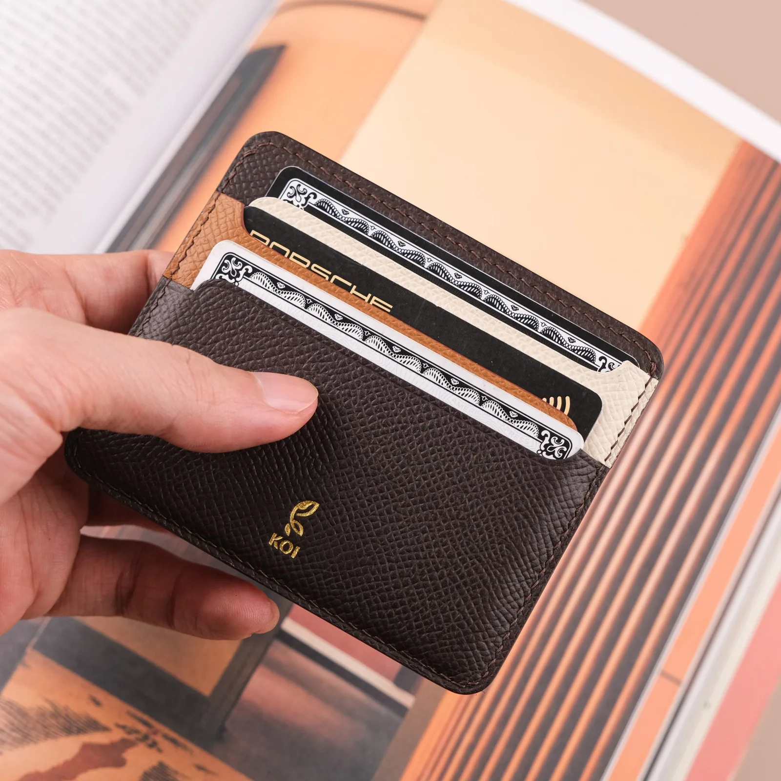 Ảnh Lifestyle Ví thẻ Senot da Epsom nâu đậm phối màu - Koi Leather