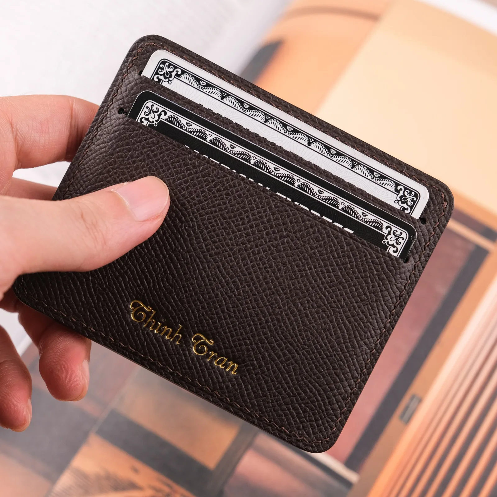 Ảnh Lifestyle Ví thẻ Senot da Epsom nâu đậm phối màu - Koi Leather